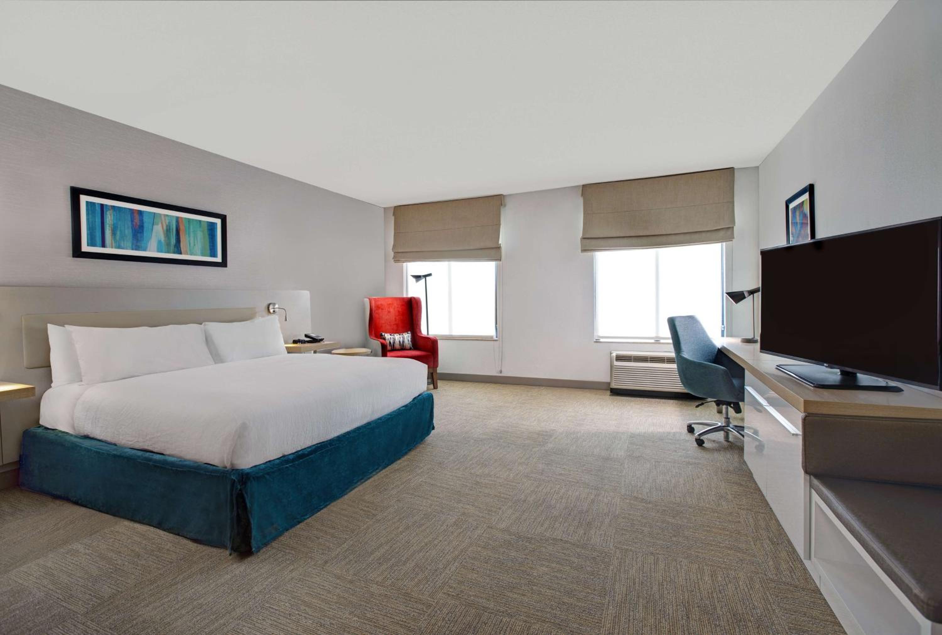 King Room with Tub - Mobility and Hearing Access - Photo 3