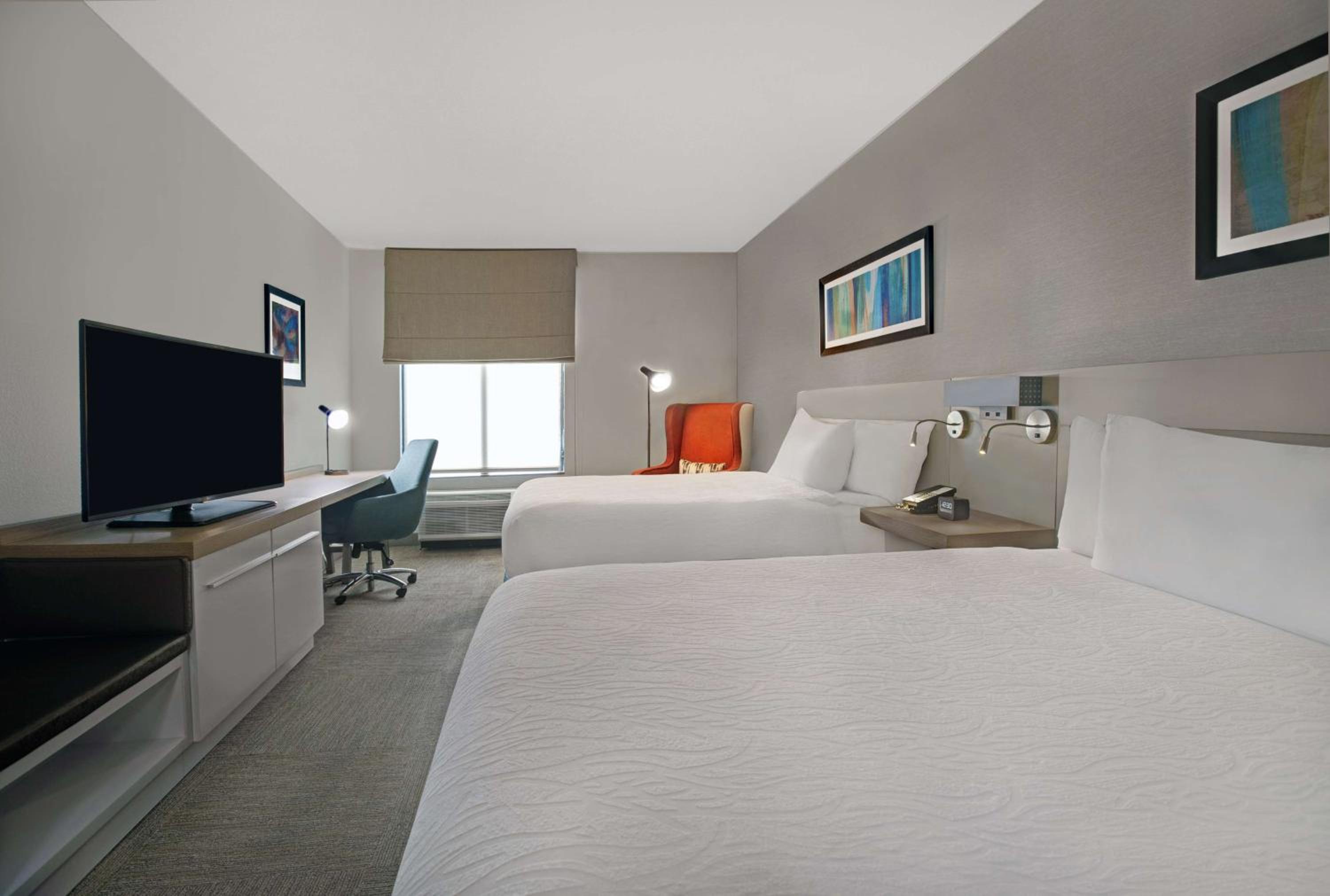 Premium Queen Room with Two Queen Beds - Photo 3