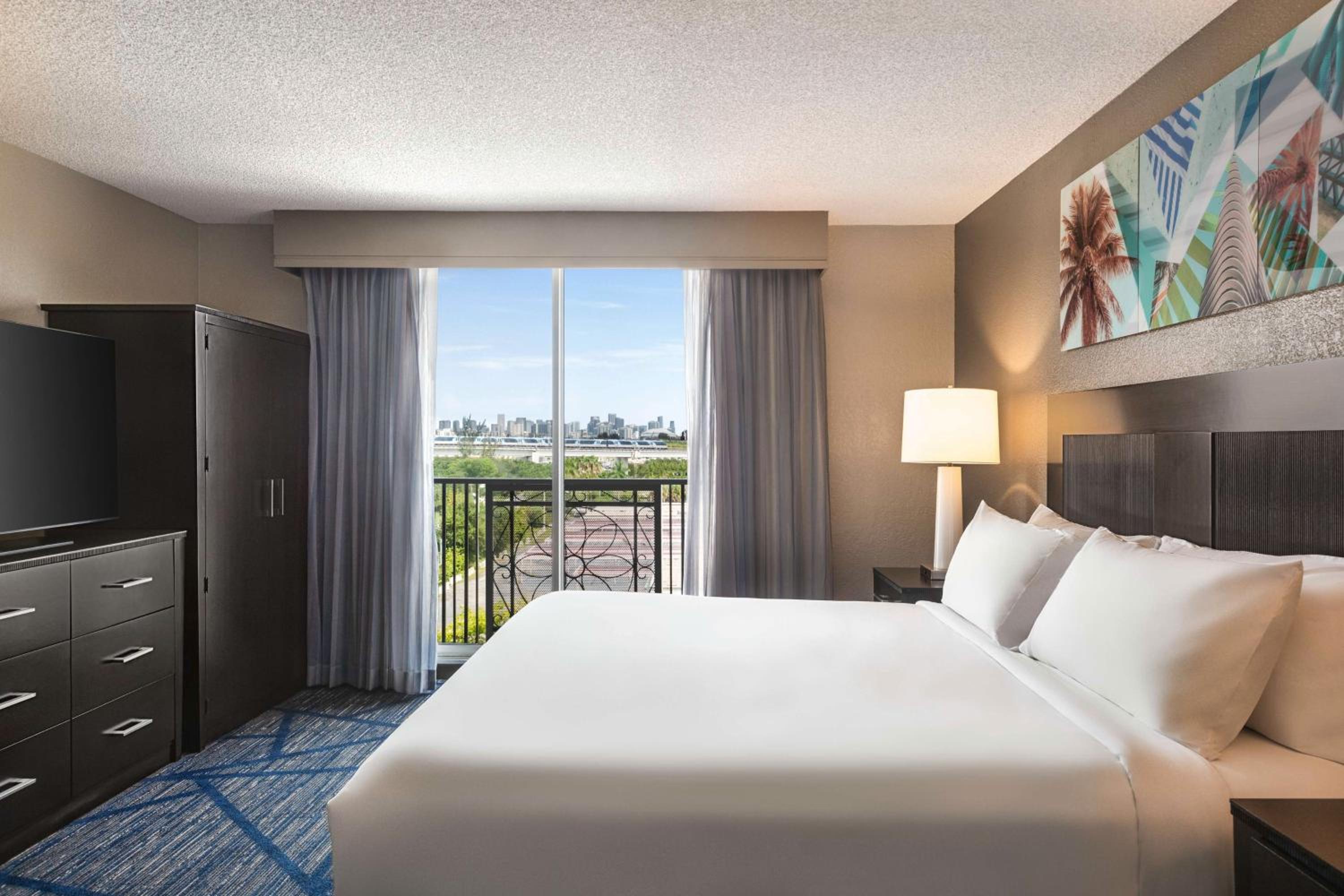 Suite, 1 King Bed, Accessible Bathtub