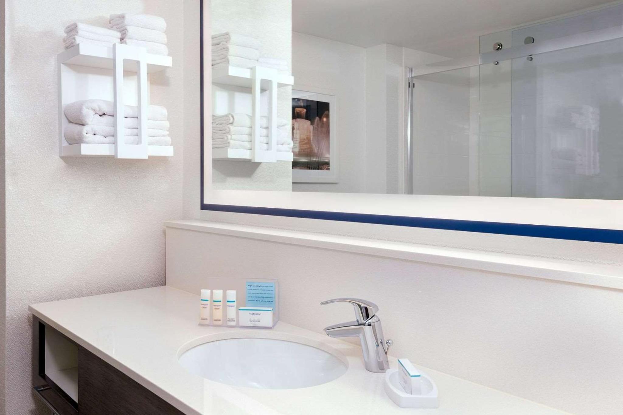 King Room with Shower - Non-Smoking - Photo 4