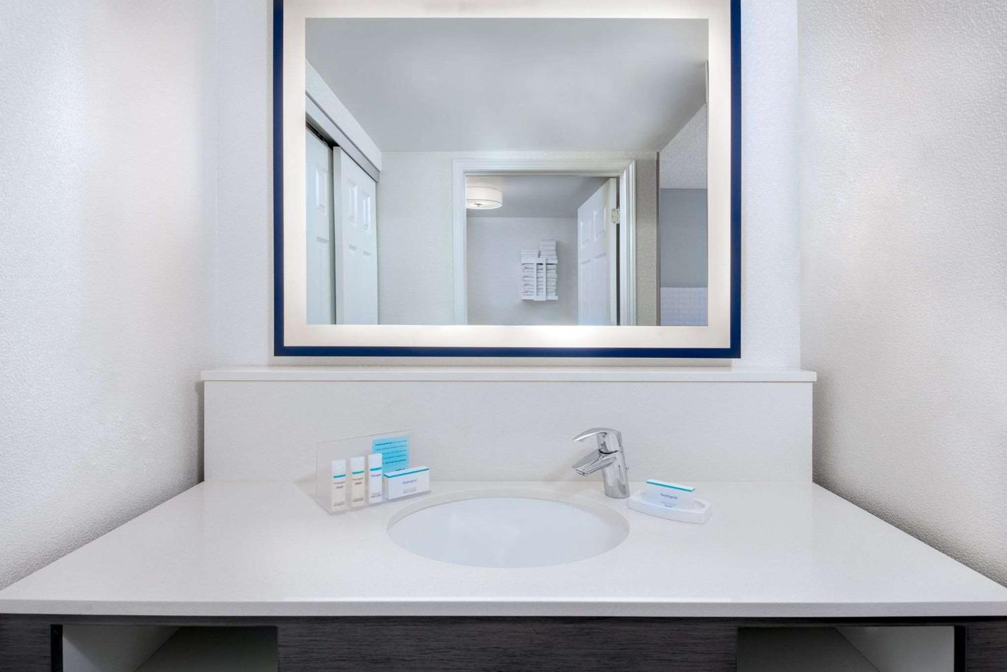 Queen Suite with Kitchen - Non-Smoking - Photo 3