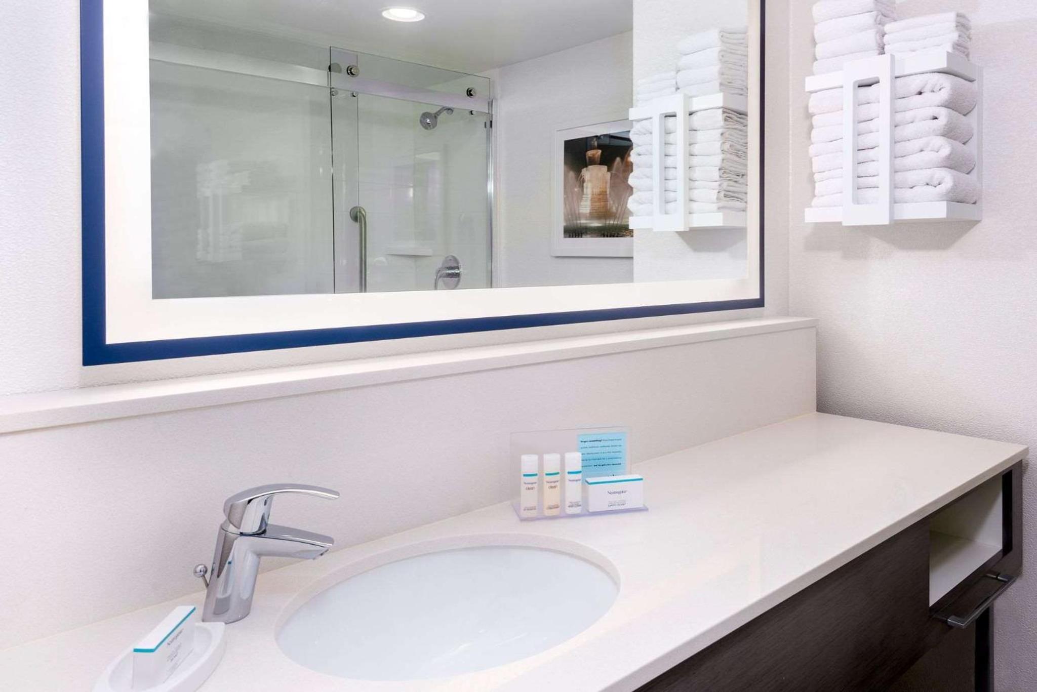 Queen Room with Two Queen Beds and Shower - Non-Smoking - Photo 2