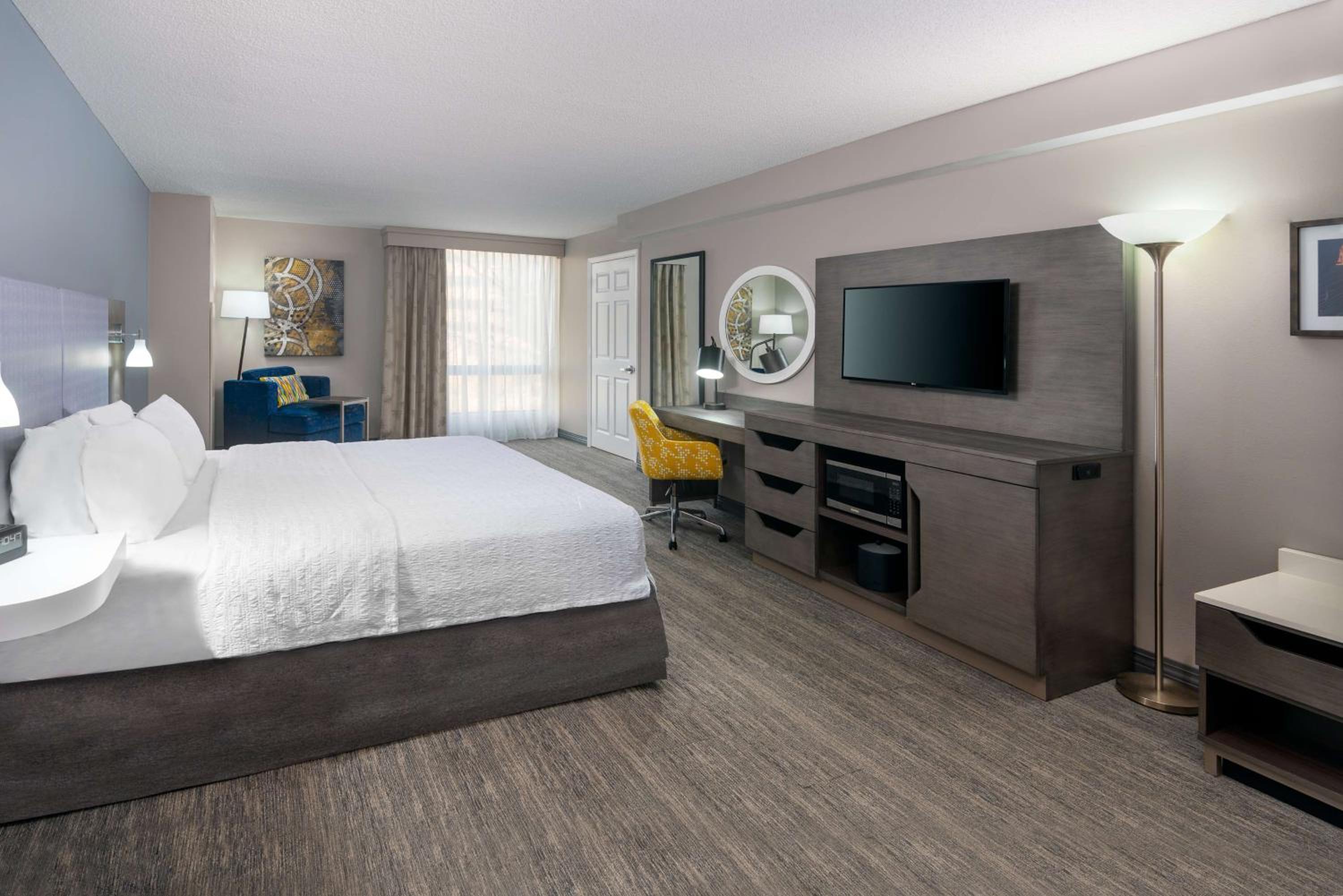 King Room with Roll-In Shower - Mobility and Hearing Access/Non-Smoking