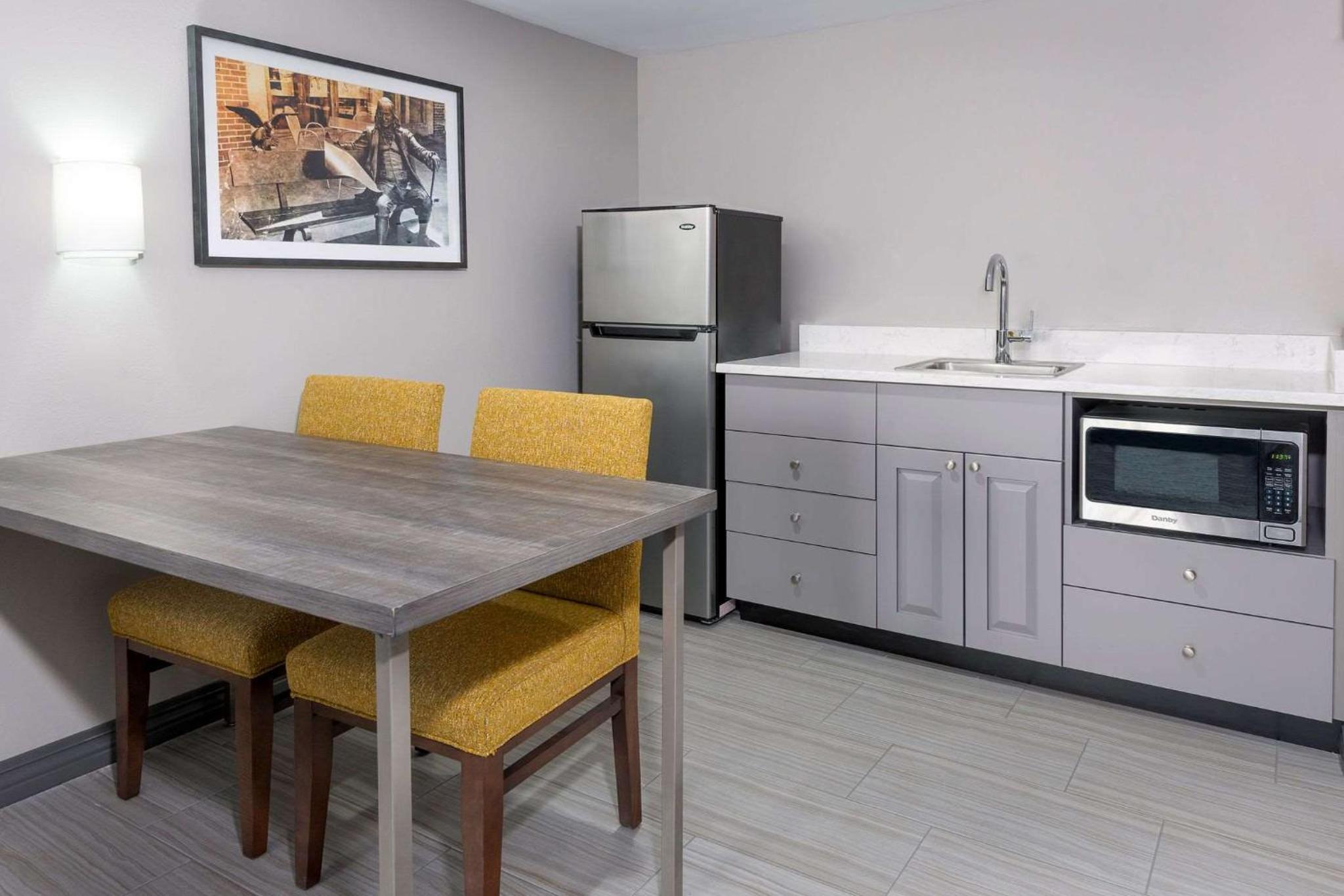 Queen Suite with Kitchen - Non-Smoking - Photo 5