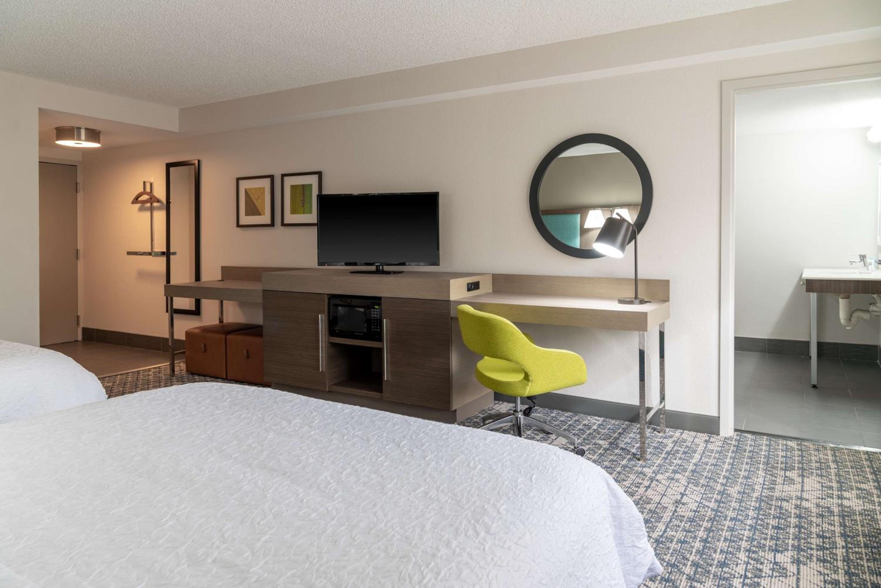 Queen Room with Two Queen Beds - Mobility Access/Non-Smoking - Photo 4