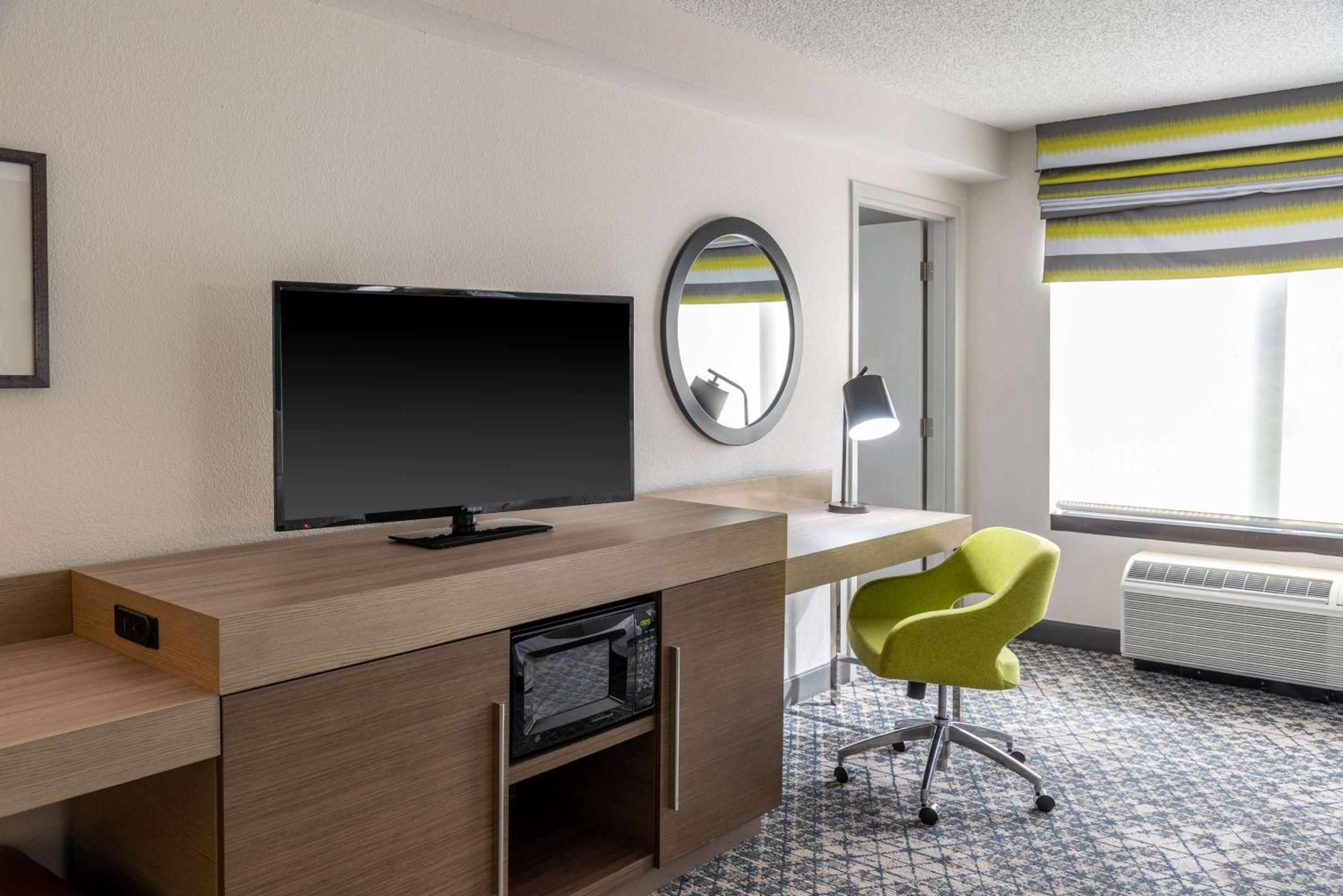 Queen Room with Two Queen Beds - Mobility Access/Non-Smoking - Photo 3