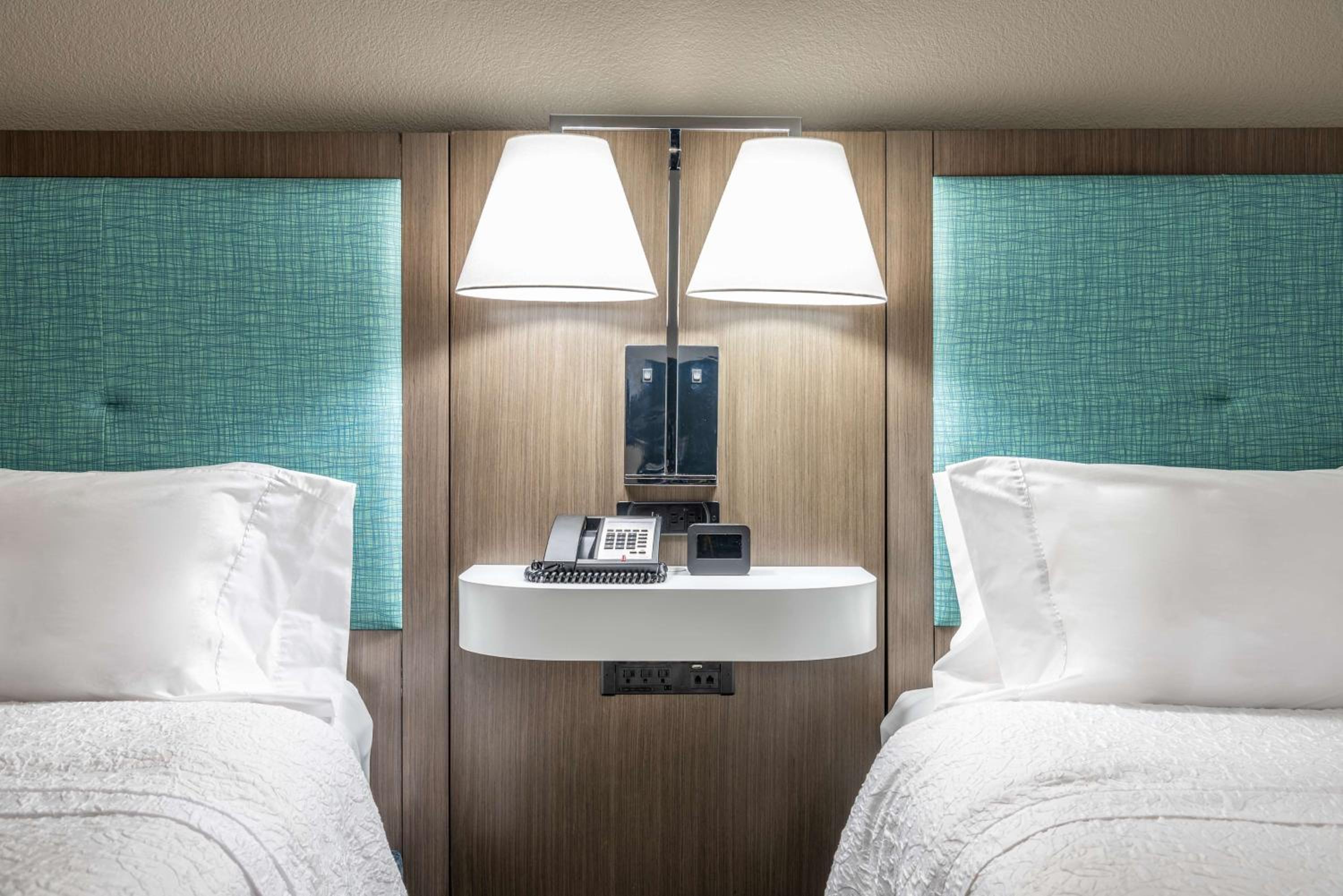 Room with Two Queen Beds - Non-Smoking - Photo 4