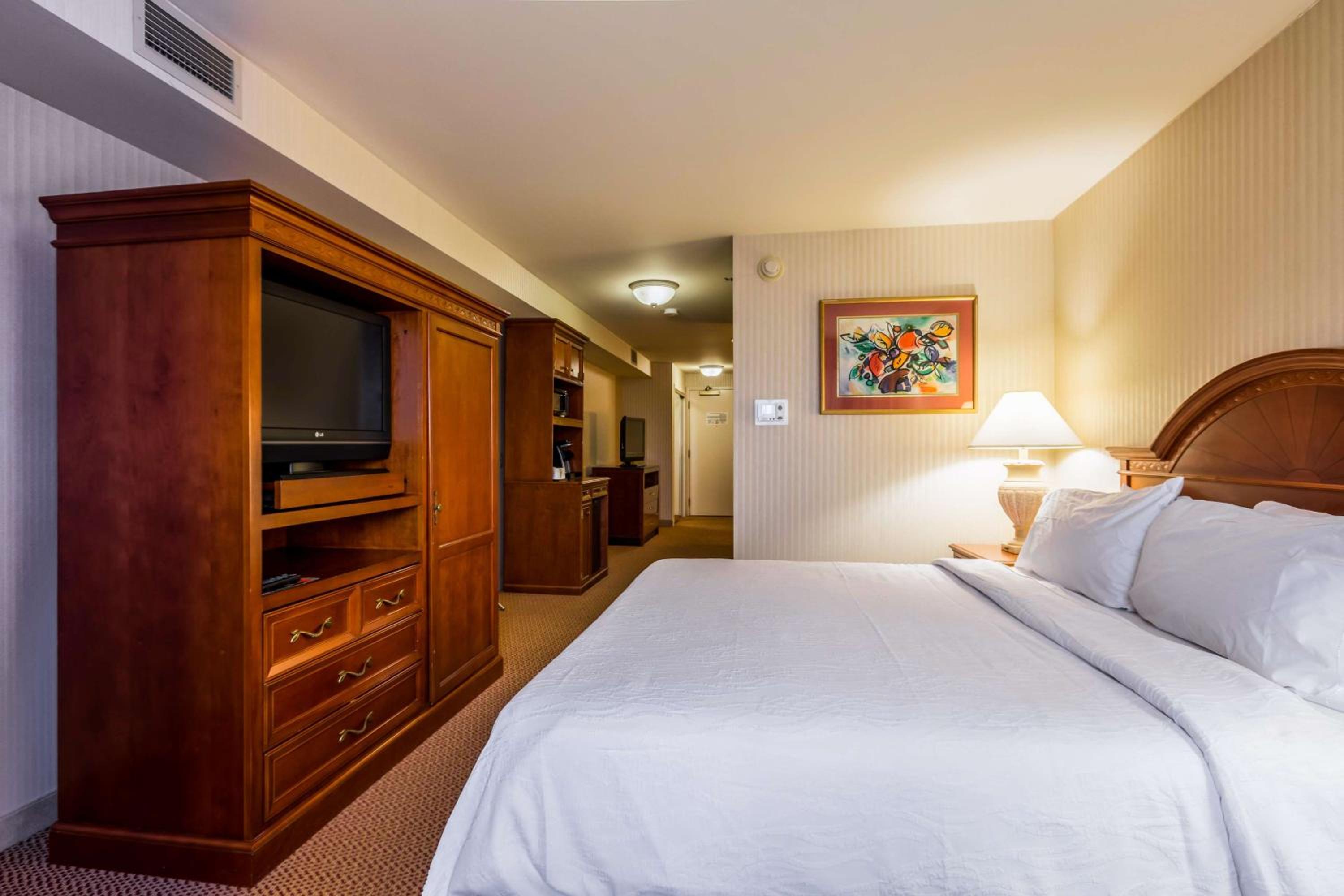 Junior Suite with One King Bed and Double Sofa Bed - Photo 4