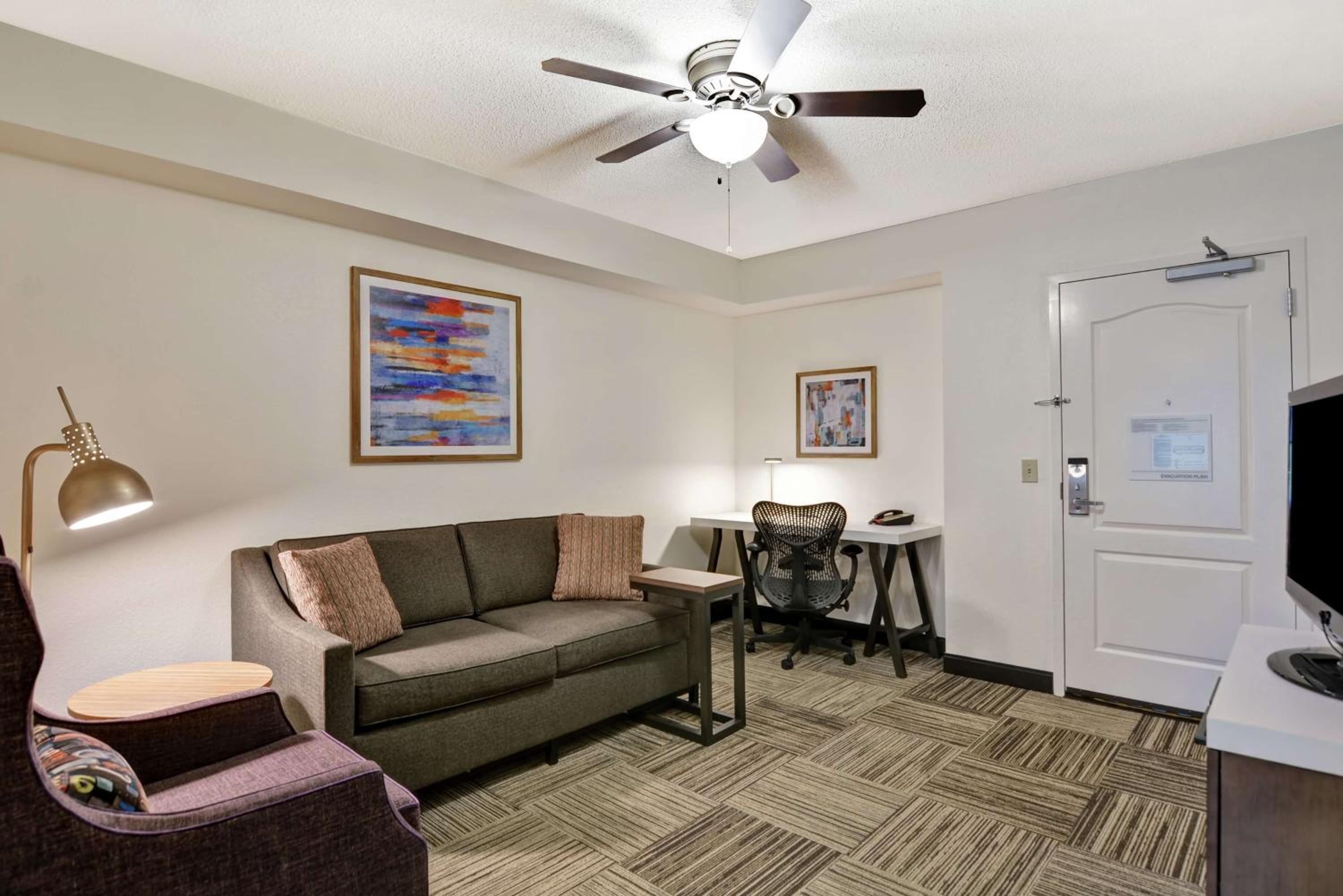 One-Bedroom King Suite with Sofa Bed - Photo 6