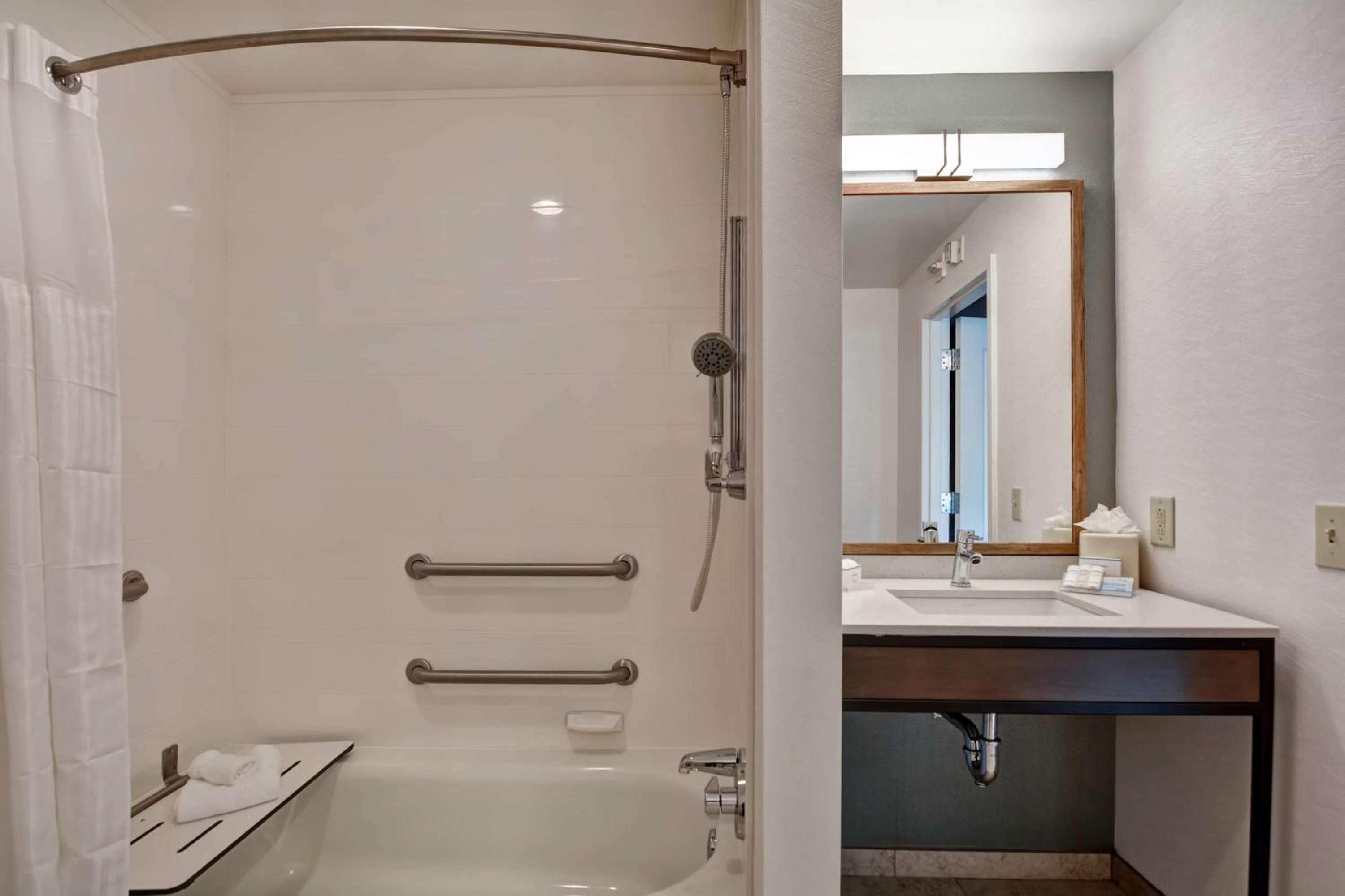 King Room with Tub - Mobility and Hearing Access - Photo 2