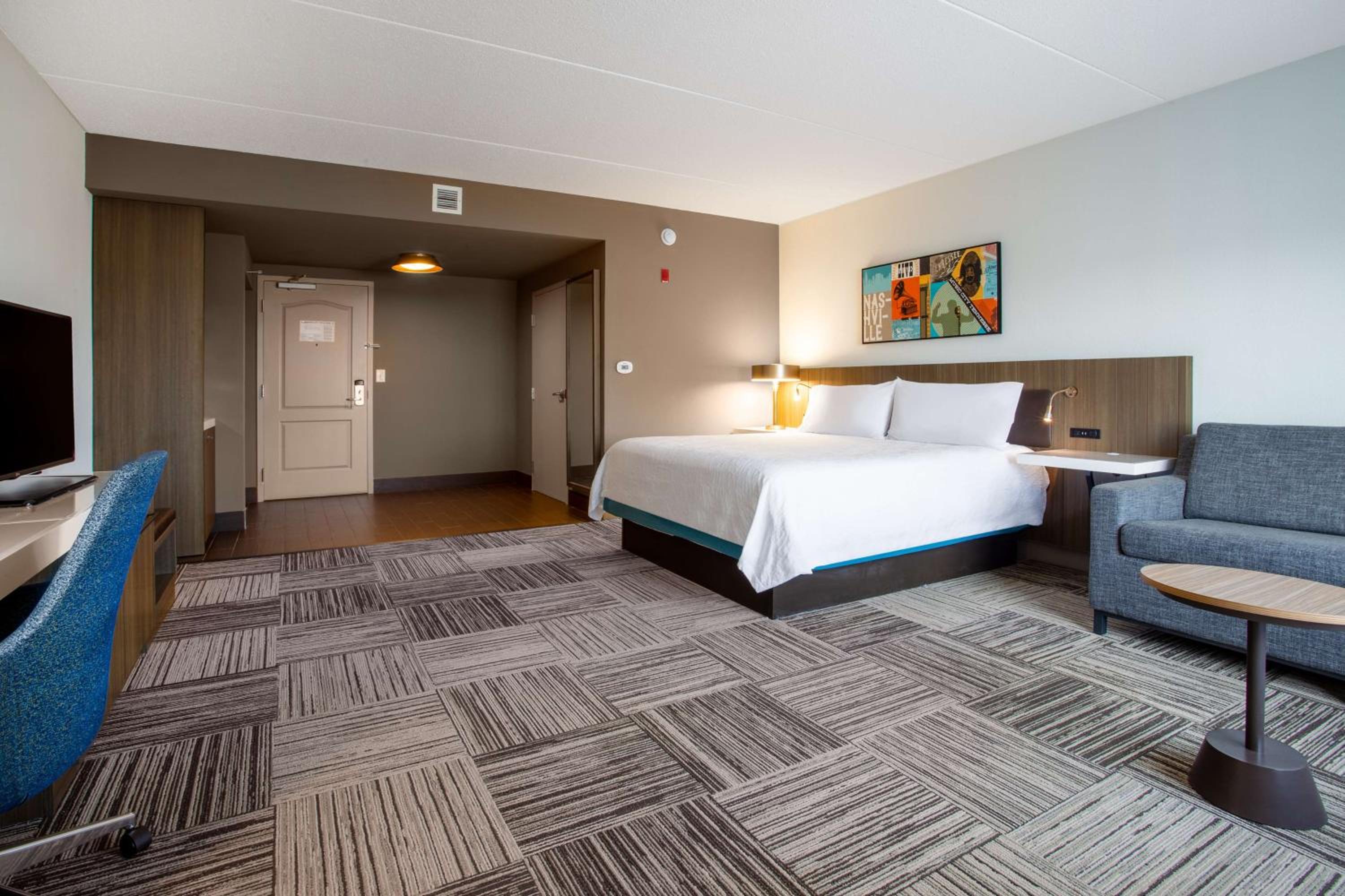 Deluxe King Room with Sofa Bed - Photo 6