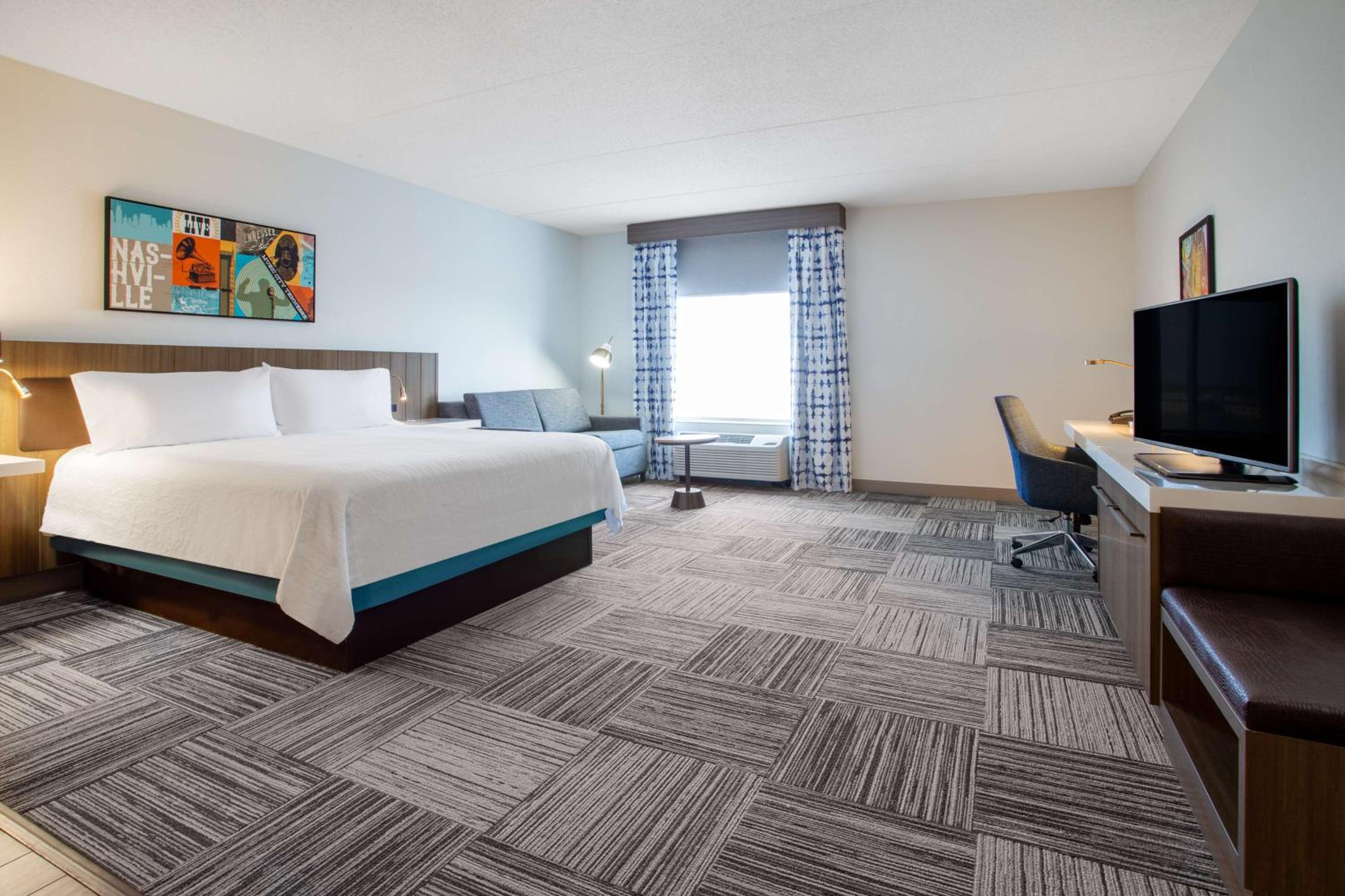 Deluxe King Room with Sofa Bed - Photo 3
