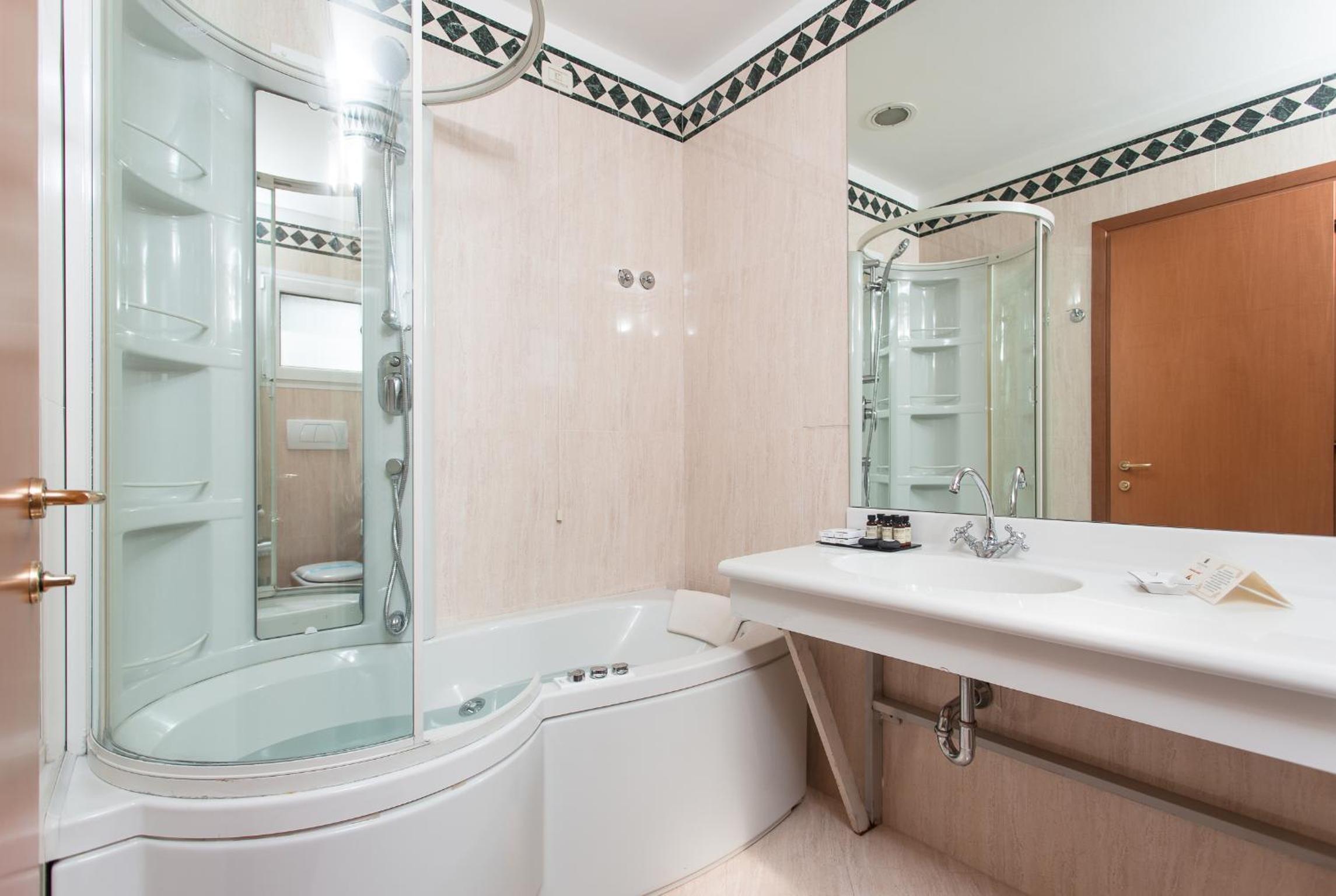 Junior Suite with Spa Access - Photo 2