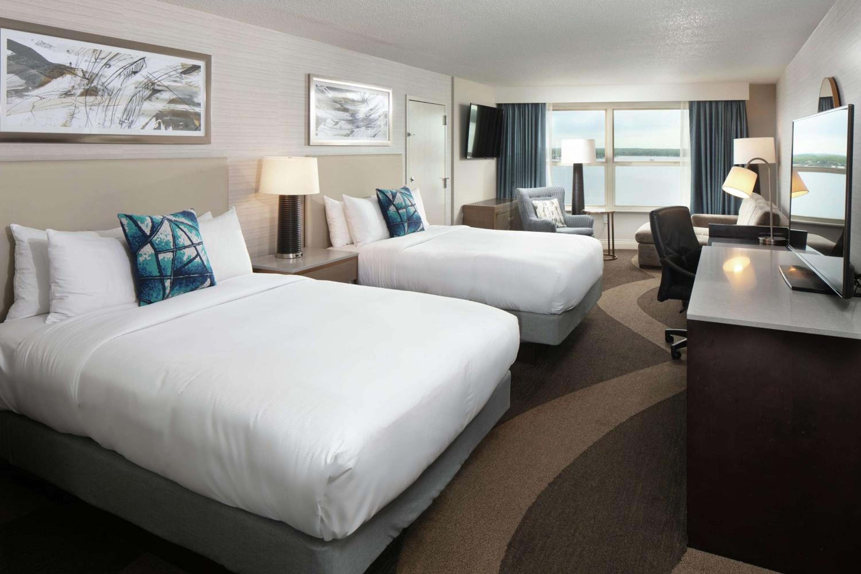 Deluxe Queen Room with Two Queen Beds and Lake View - Photo 3
