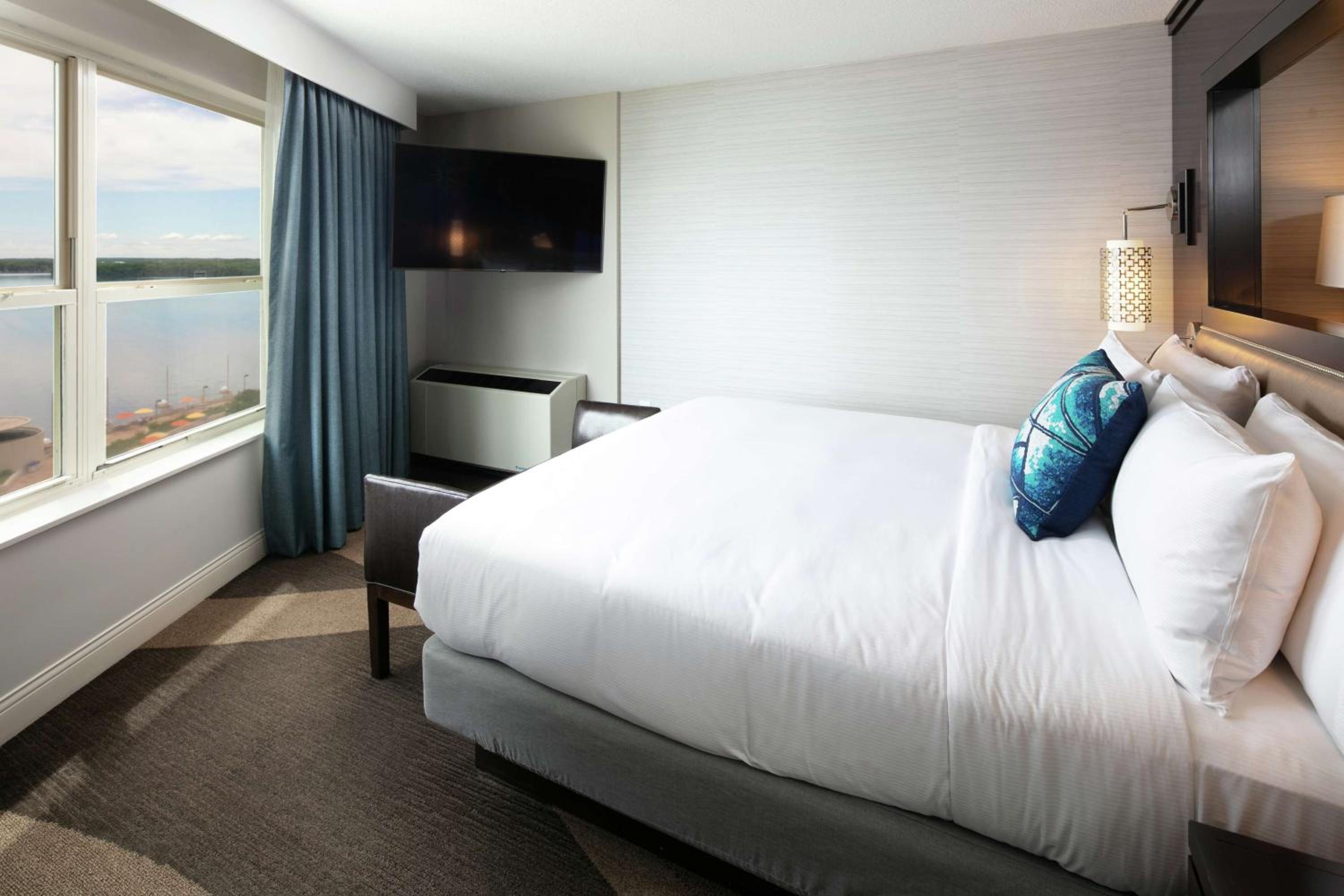 Deluxe King Room with Lake View - Photo 3