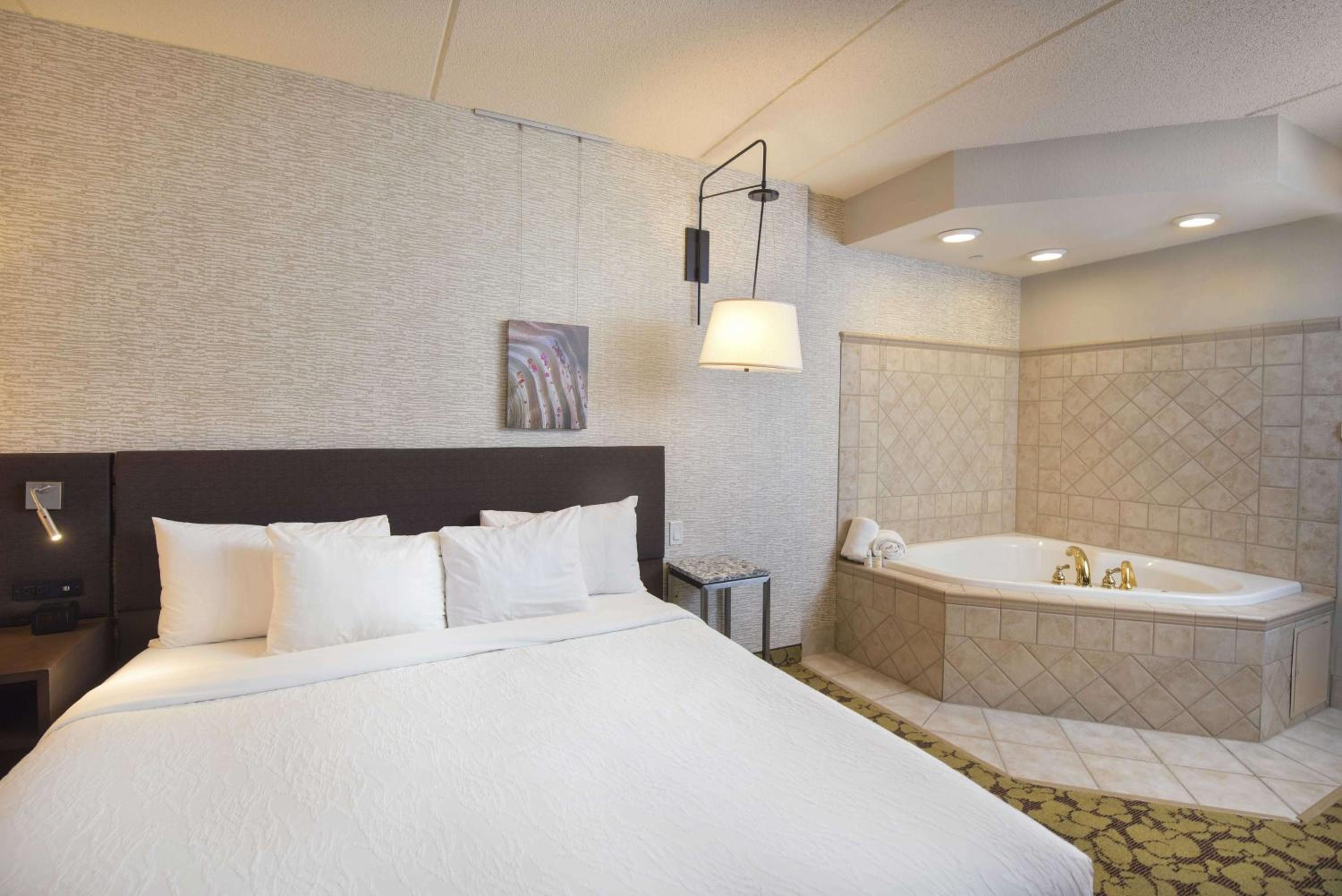 One Bedroom King Suite with Spa Bath and Sofa Bed - Photo 2