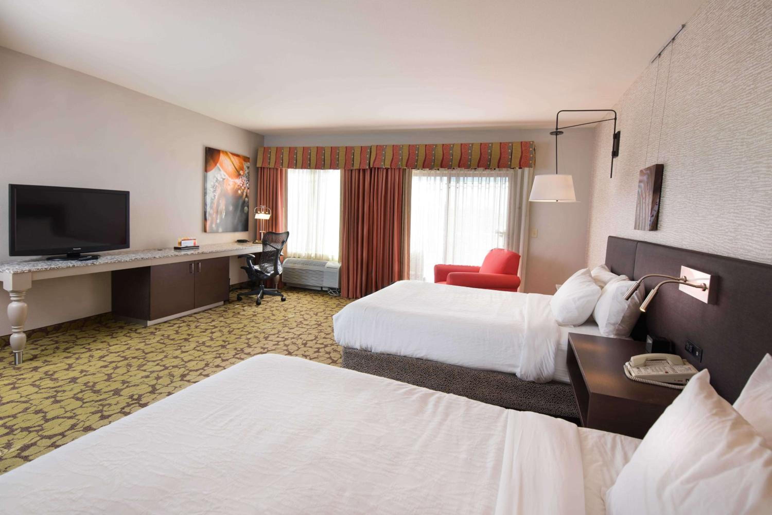 Queen Room with Two Queen Beds - Photo 3