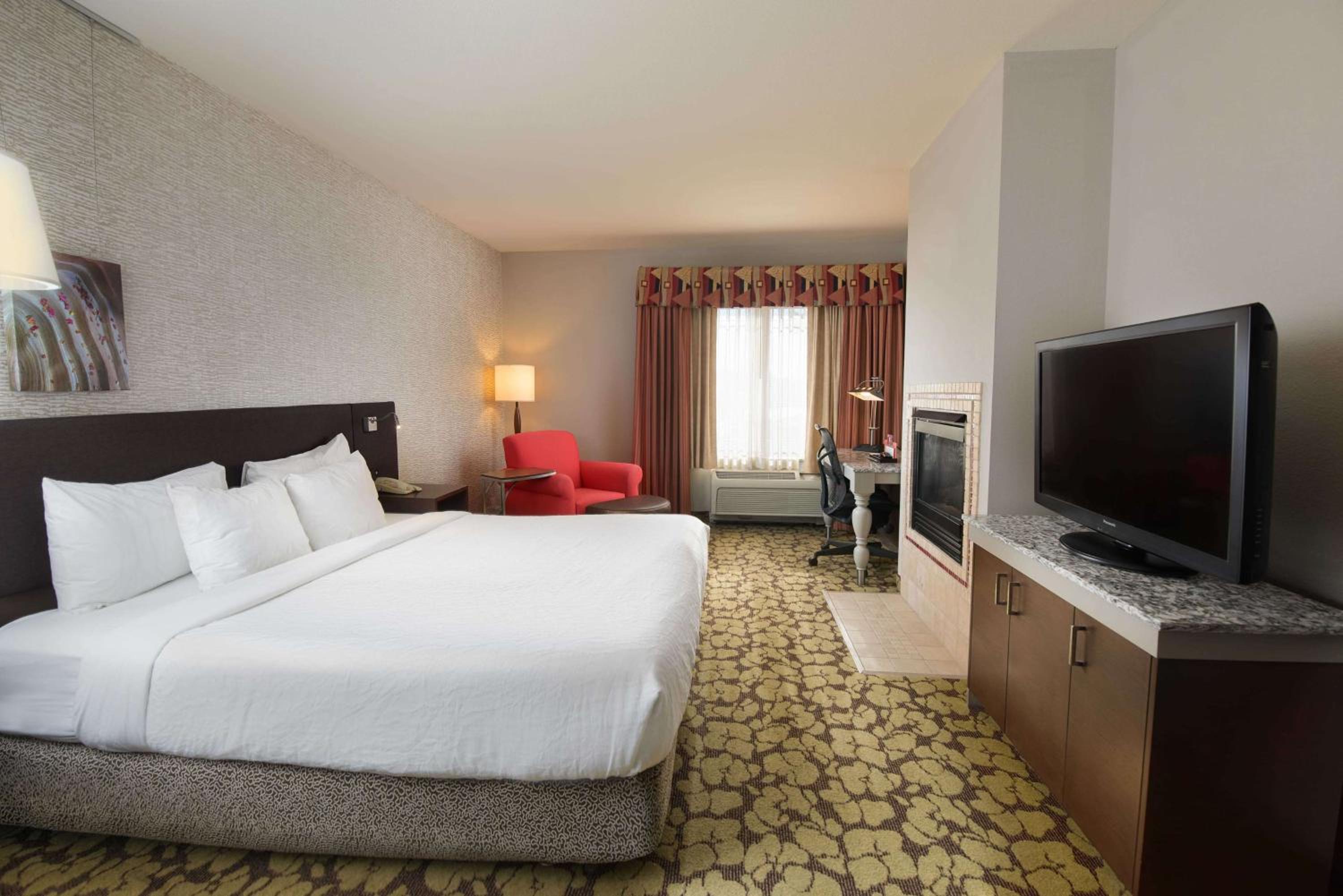 Deluxe King Room with Fireplace - Photo 1