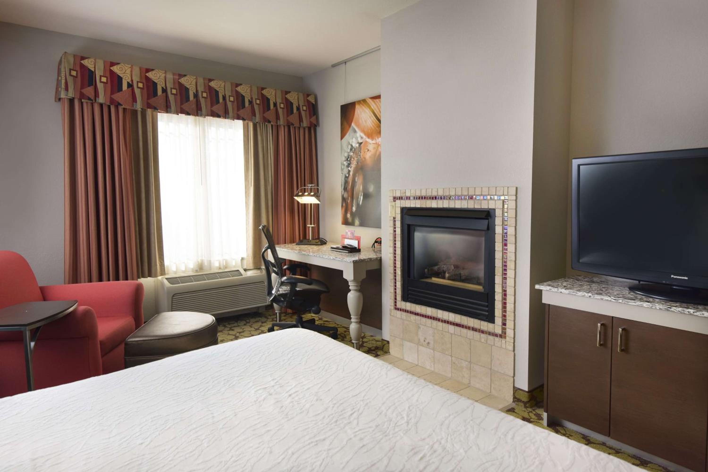 Deluxe King Room with Fireplace - Photo 4