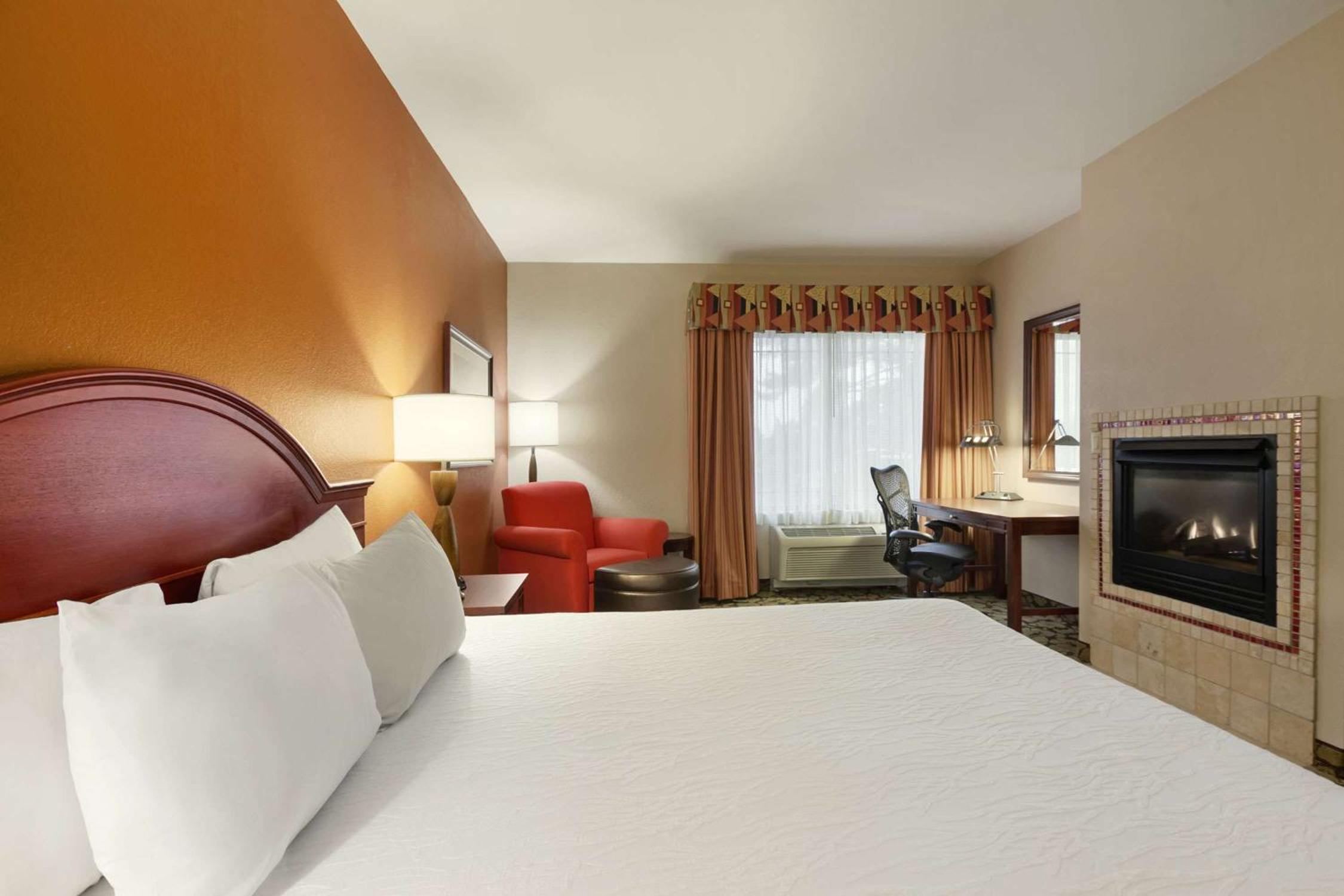 Deluxe King Room with Fireplace - Photo 5