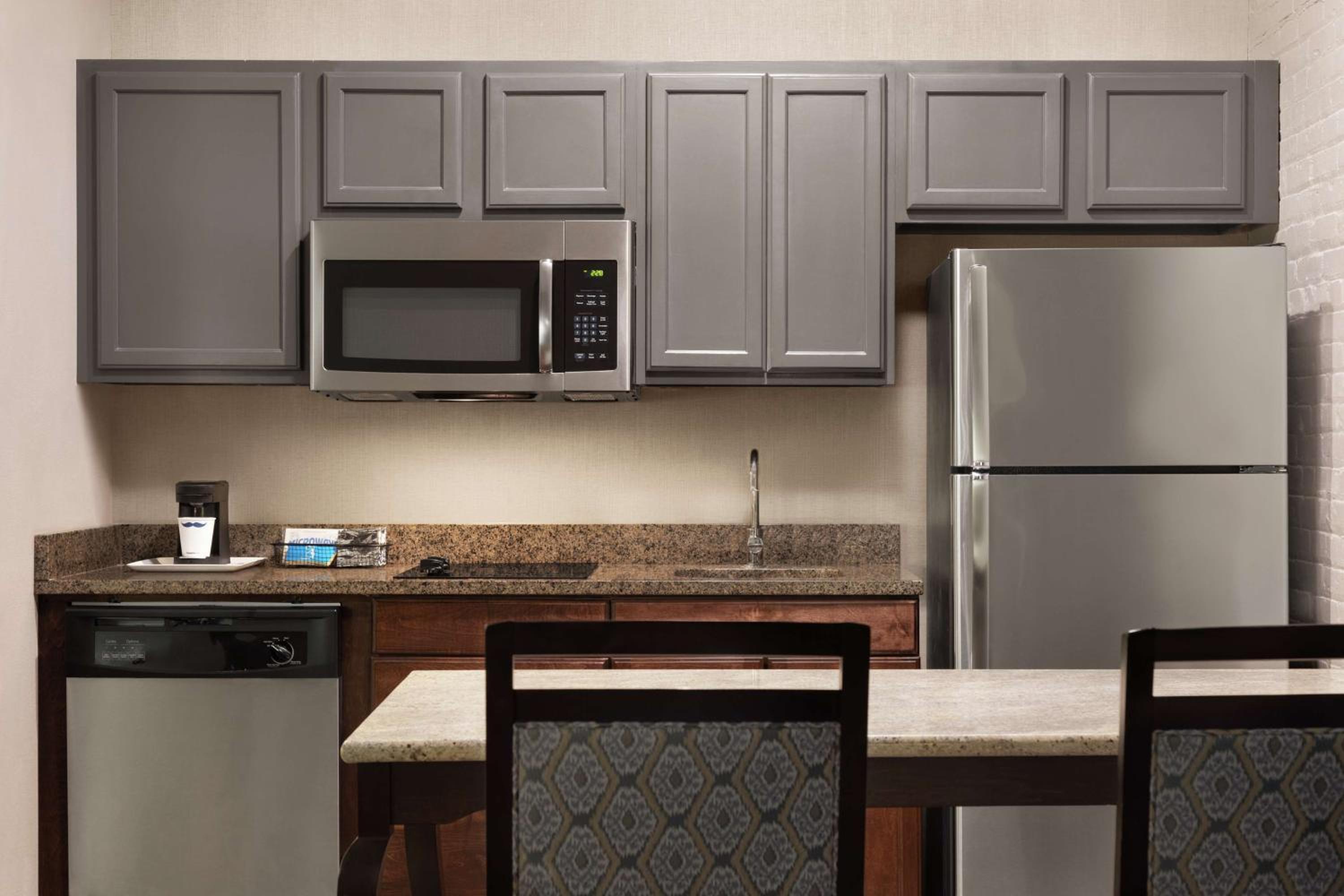 King Suite with Kitchen - Non-Smoking - Photo 7