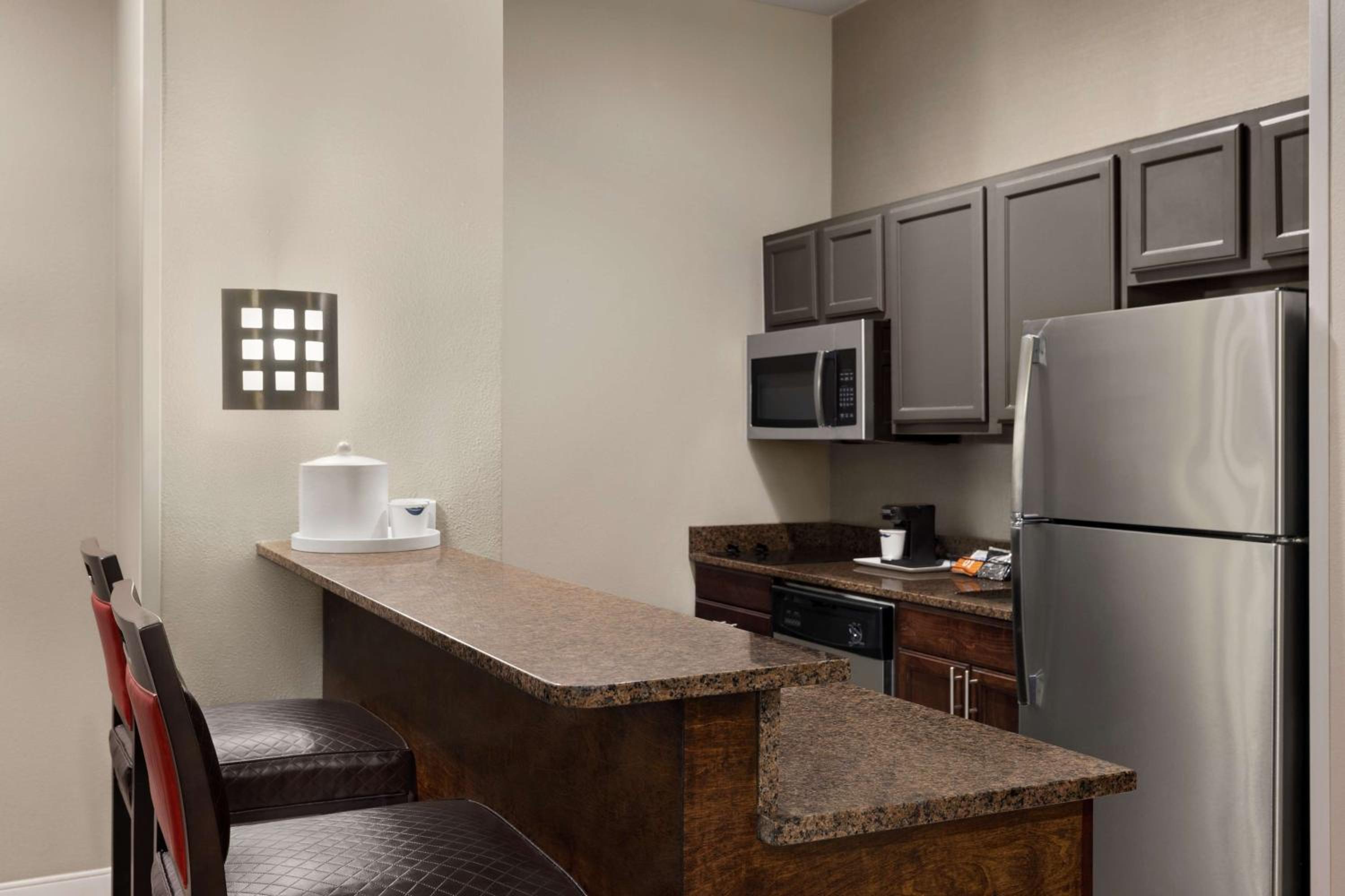 King Suite with Kitchen - Non-Smoking - Photo 3