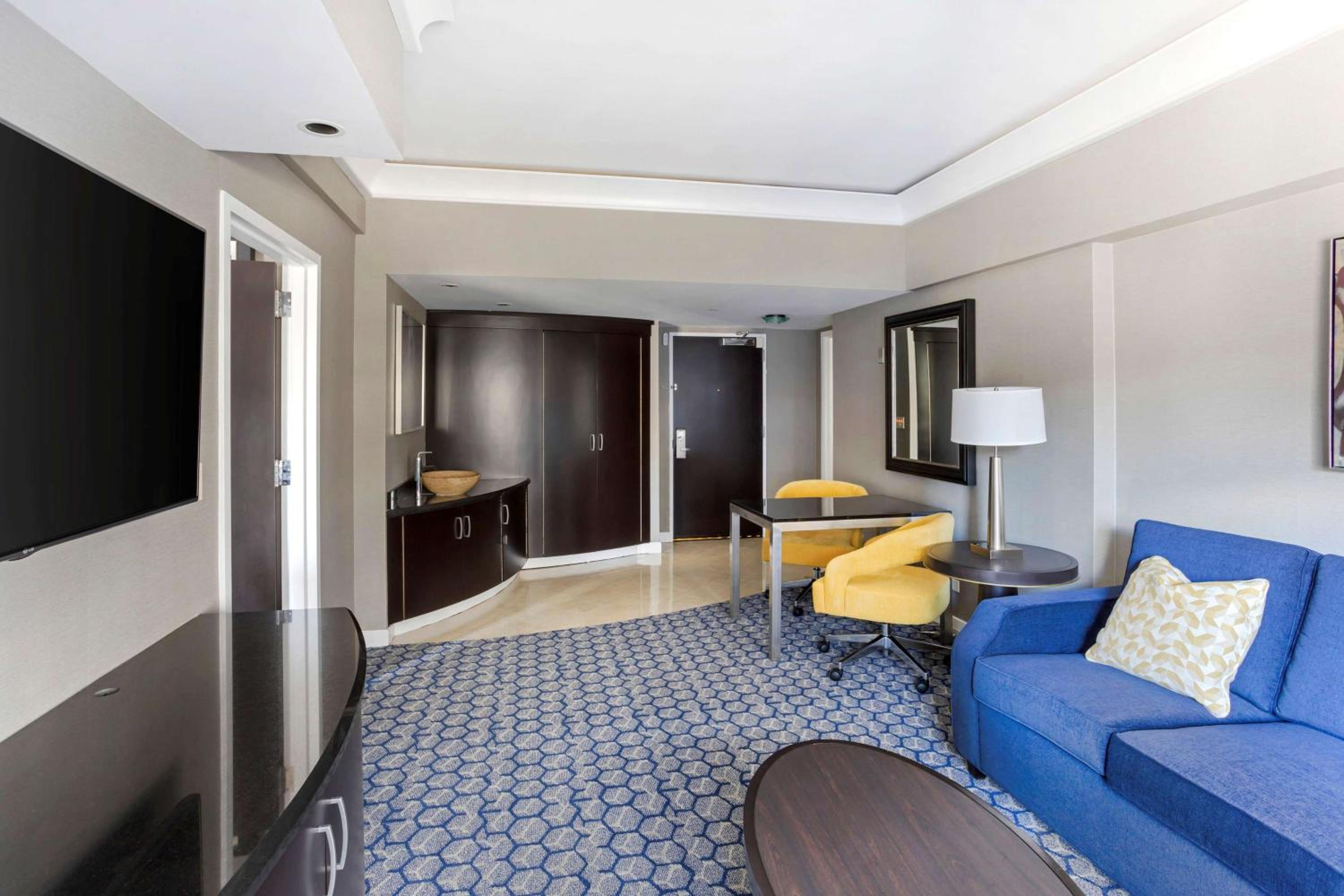 One-Bedroom King Suite with Sofa Bed thumbnail 5