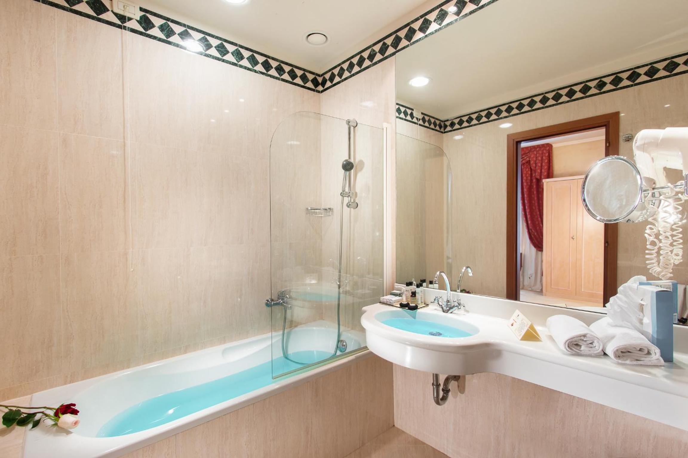 Junior Suite with Spa Access - Photo 5