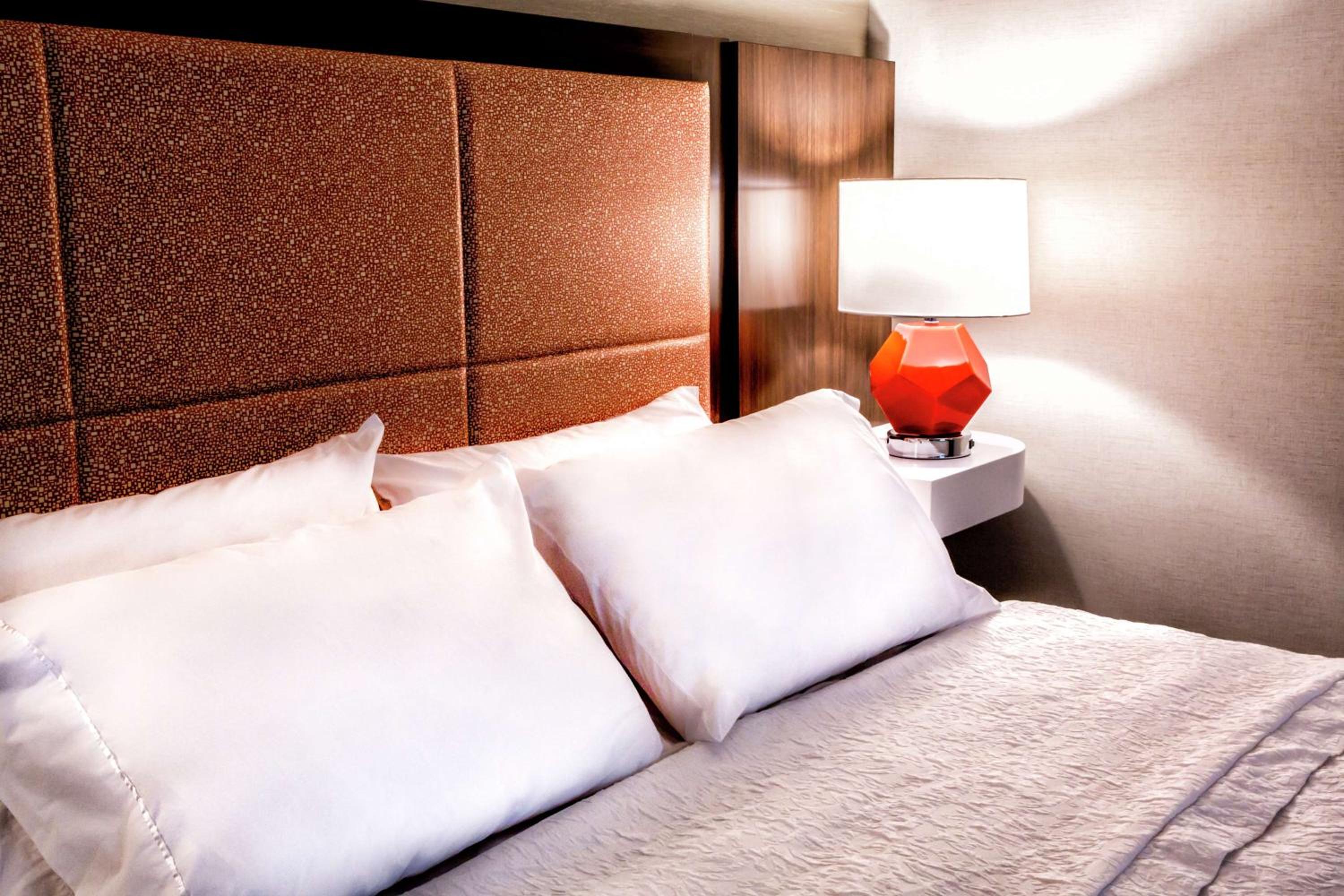 King Room with Accessible Tub - Mobility and Hearing Access/Non-Smoking - Photo 1