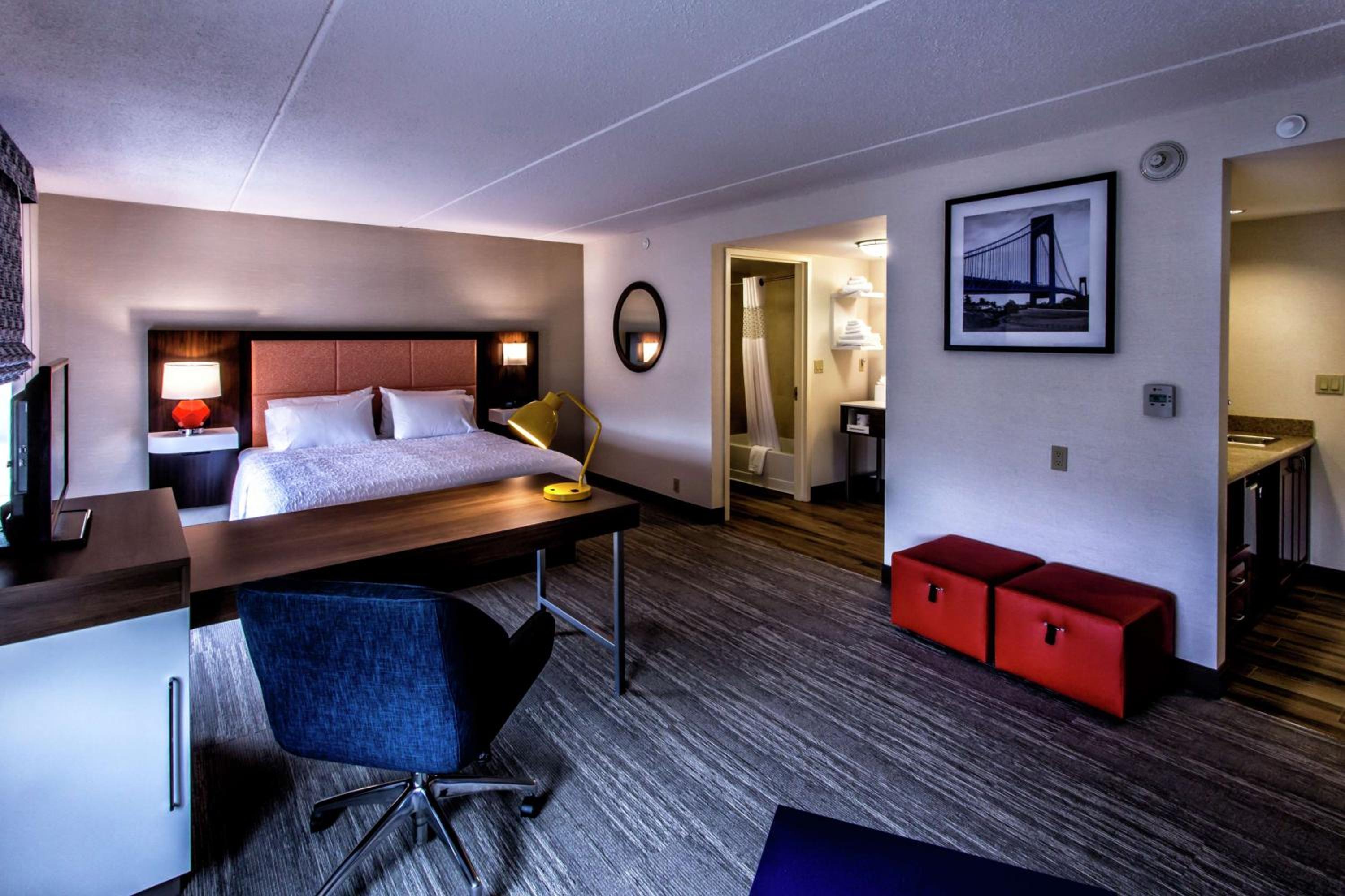King Studio Suite with Sofa Bed - Non-Smoking - Photo 4