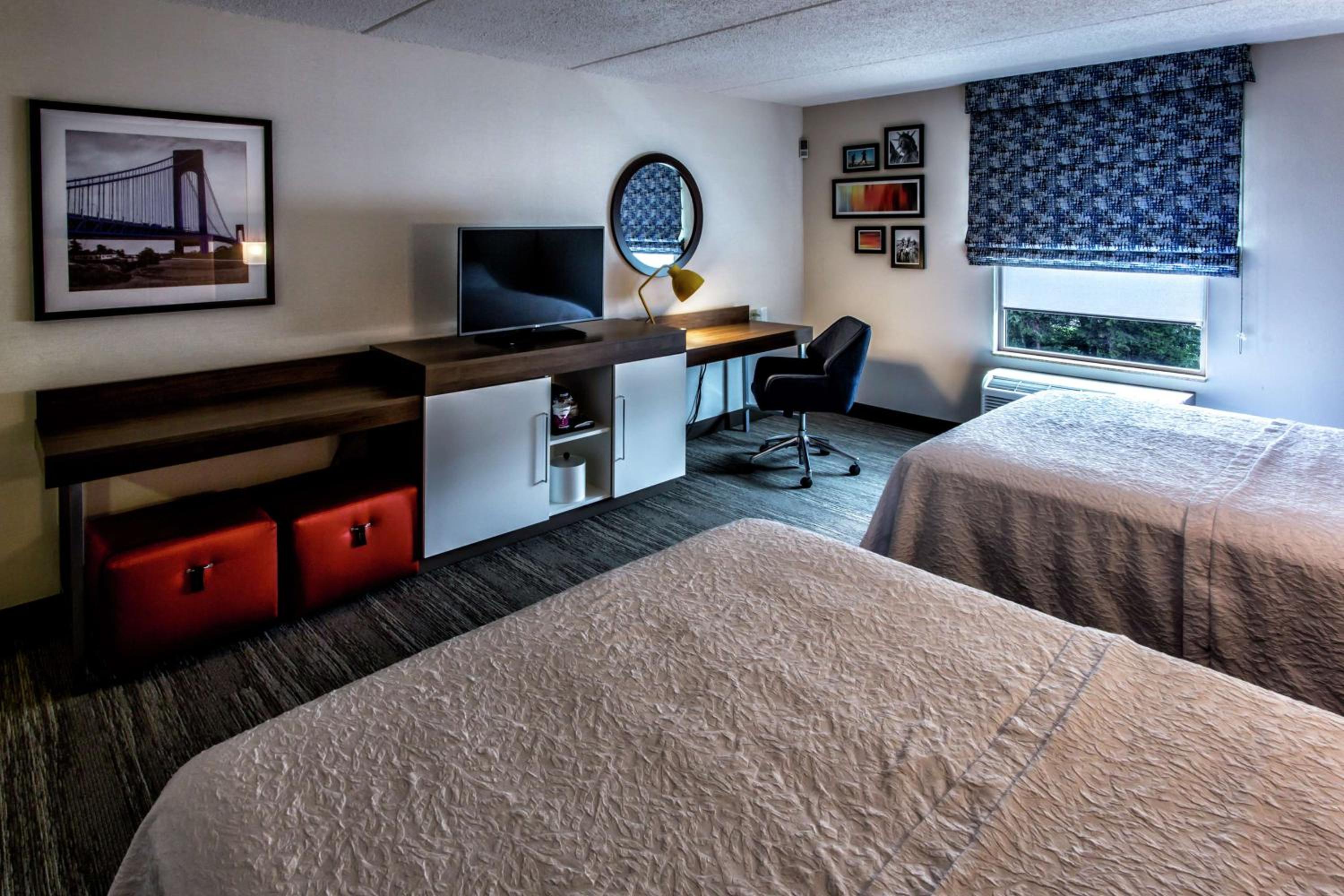 Room with Two Queen Beds - Non-Smoking - Photo 2