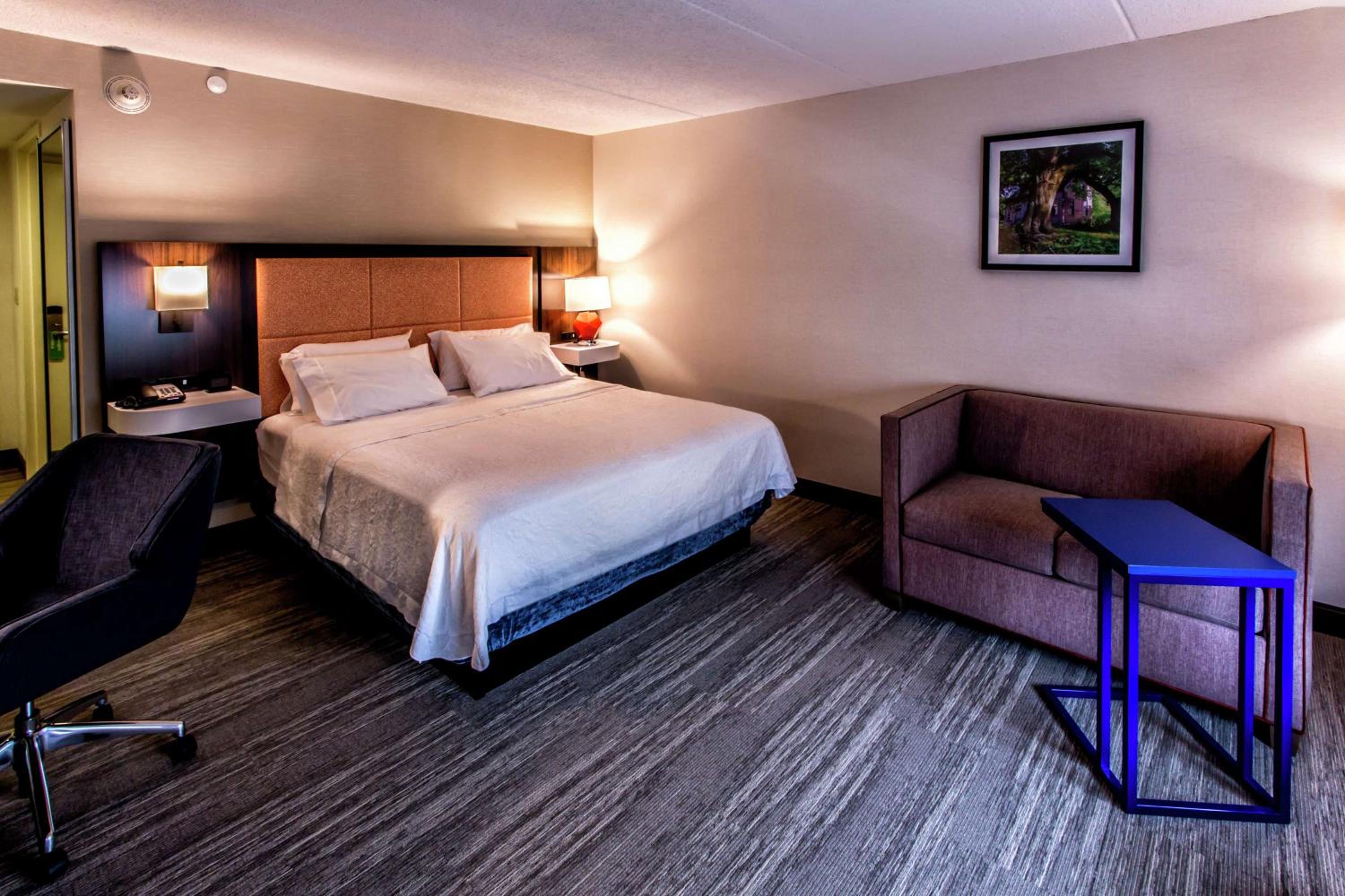 King Room with King Bed - Non-Smoking - Photo 3