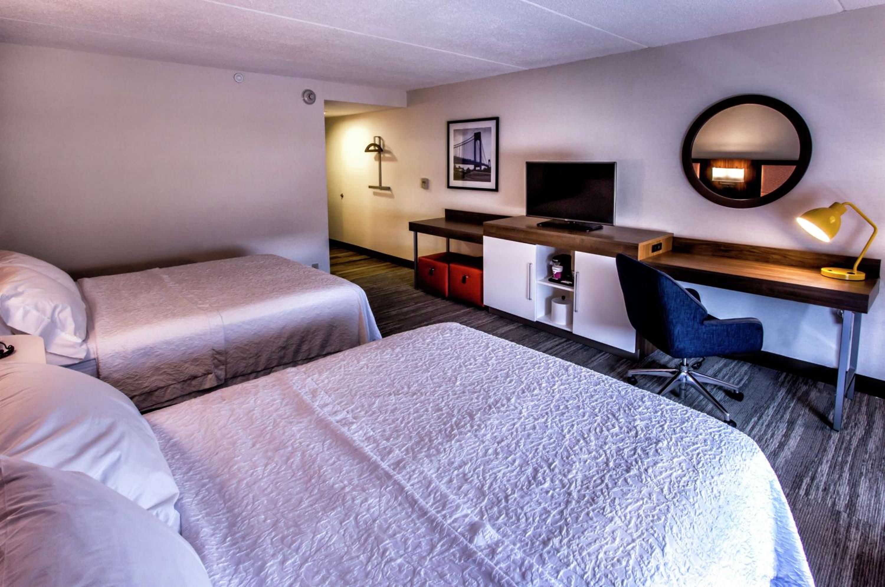 Room with Two Queen Beds - Non-Smoking - Photo 3