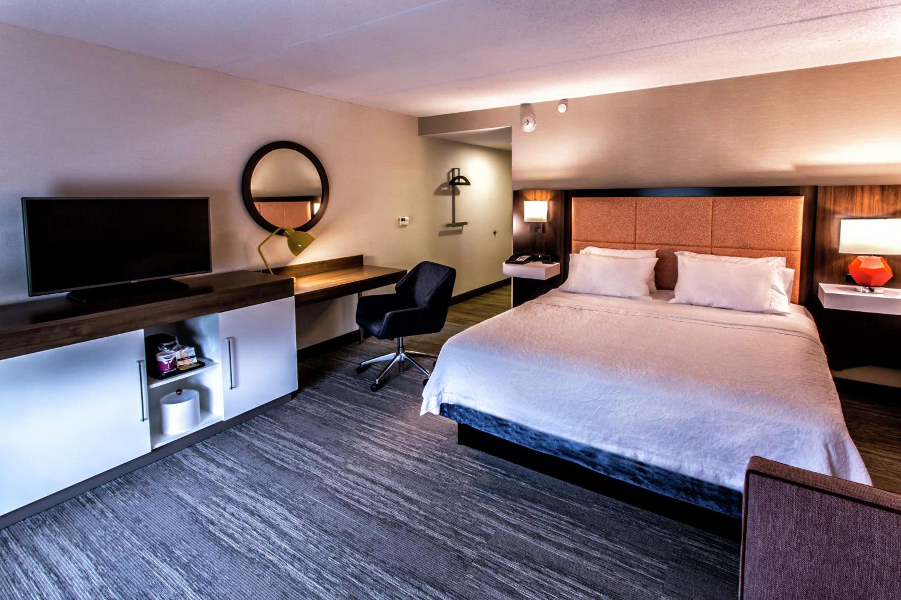 King Room with King Bed - Non-Smoking - Photo 2