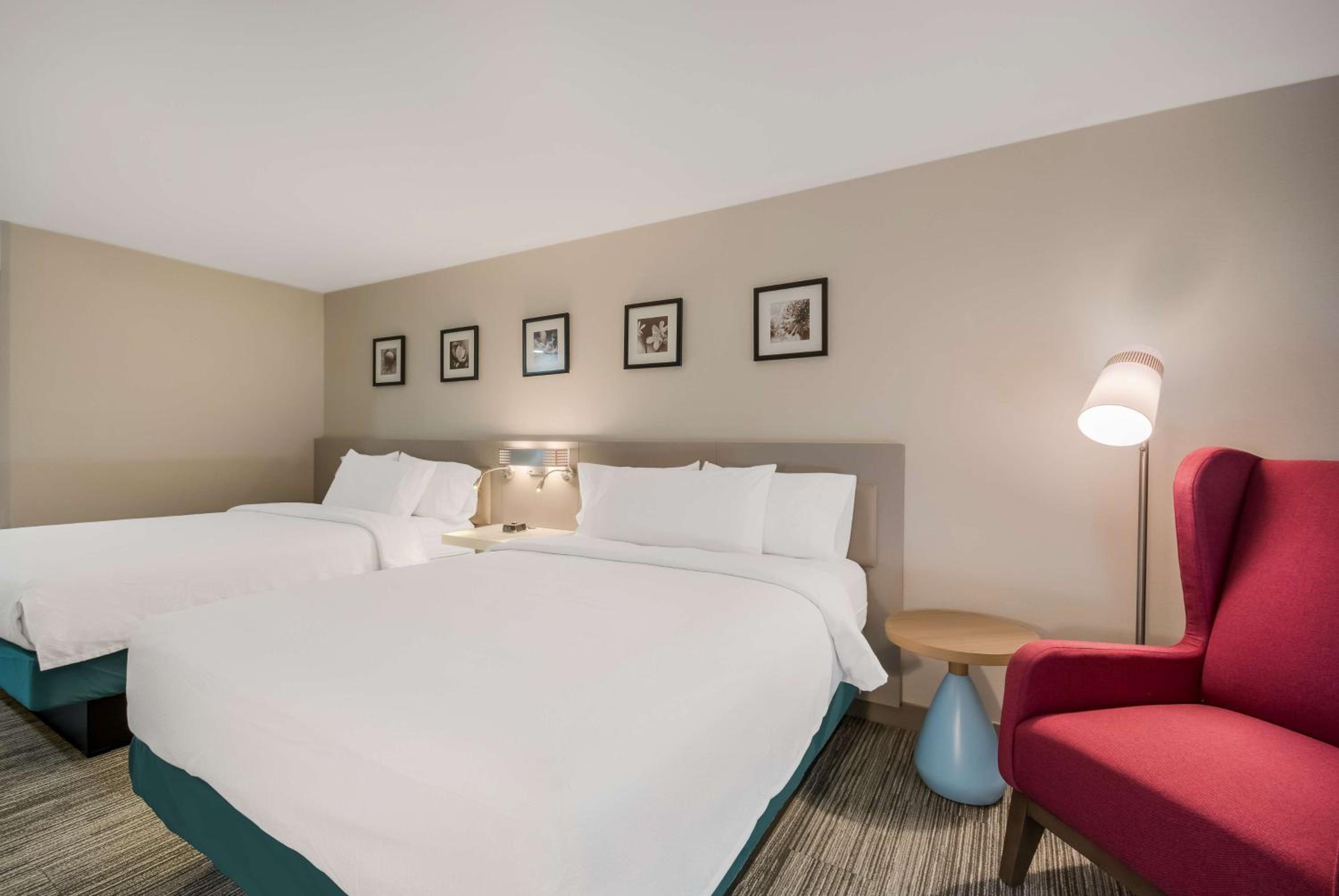 Standard Queen Room with Two Queen Beds - Photo 5