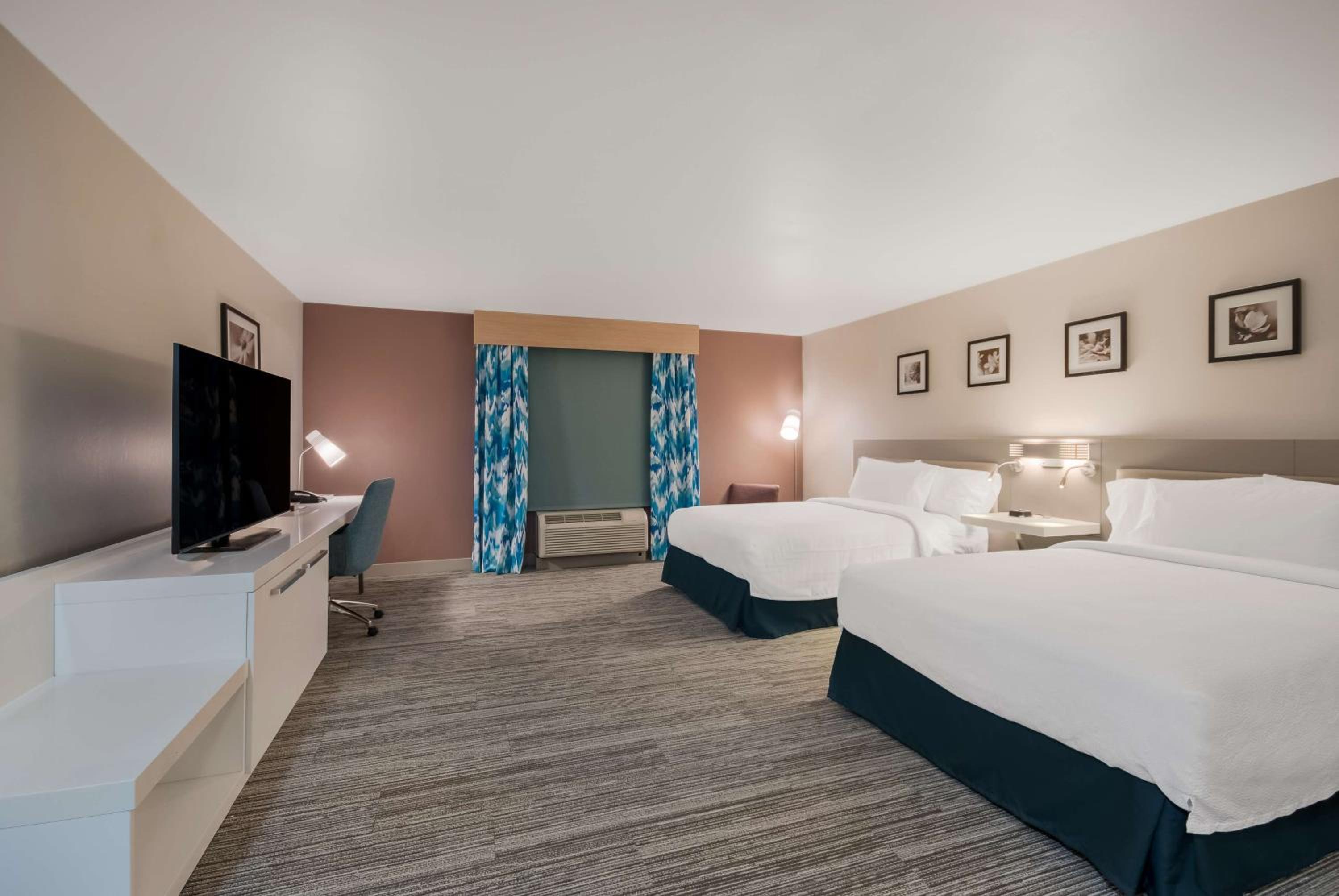 Standard Queen Room with Two Queen Beds - Photo 2