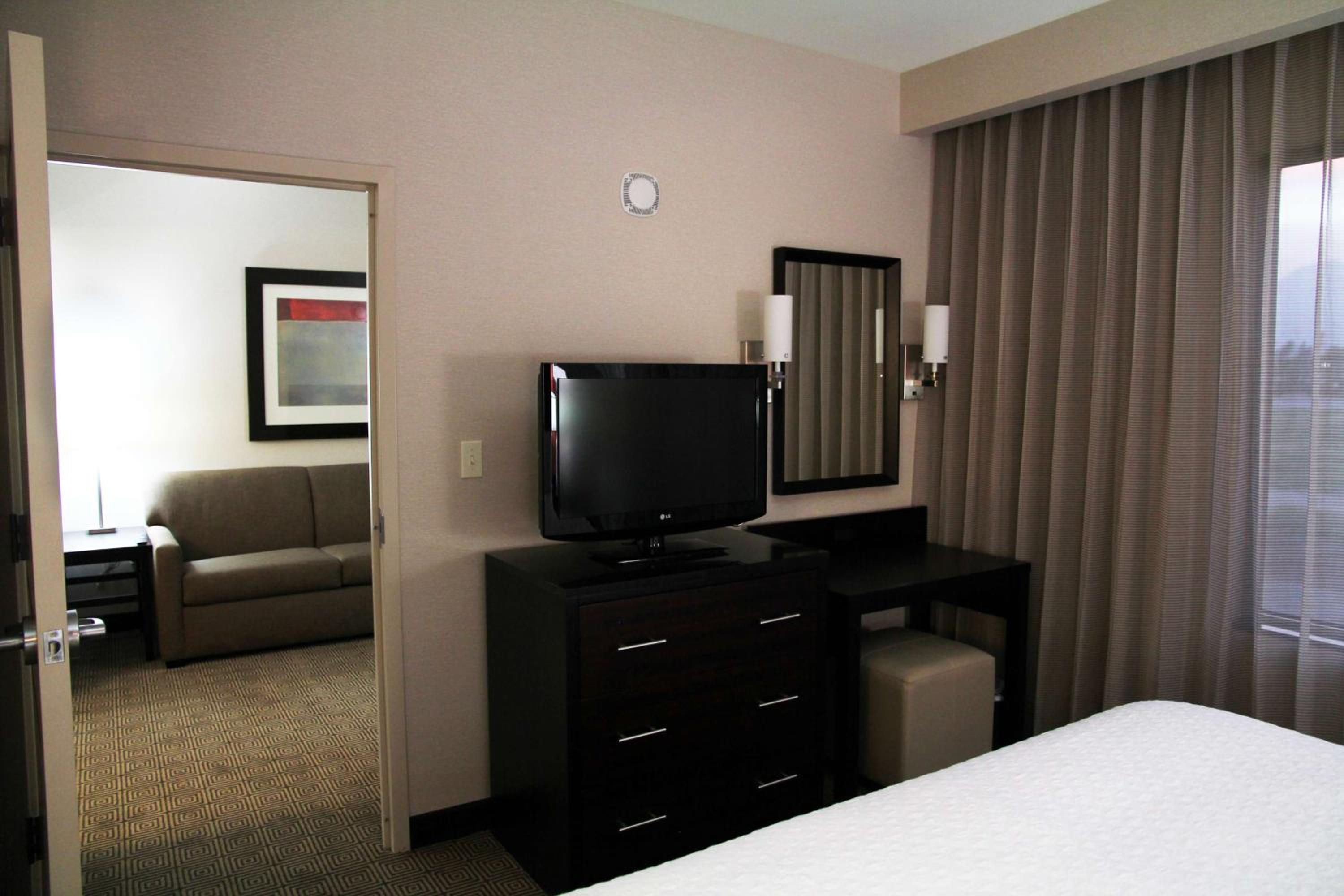 One-Bedroom King Suite with Roll-in Shower - Mobility Accessible - Photo 2