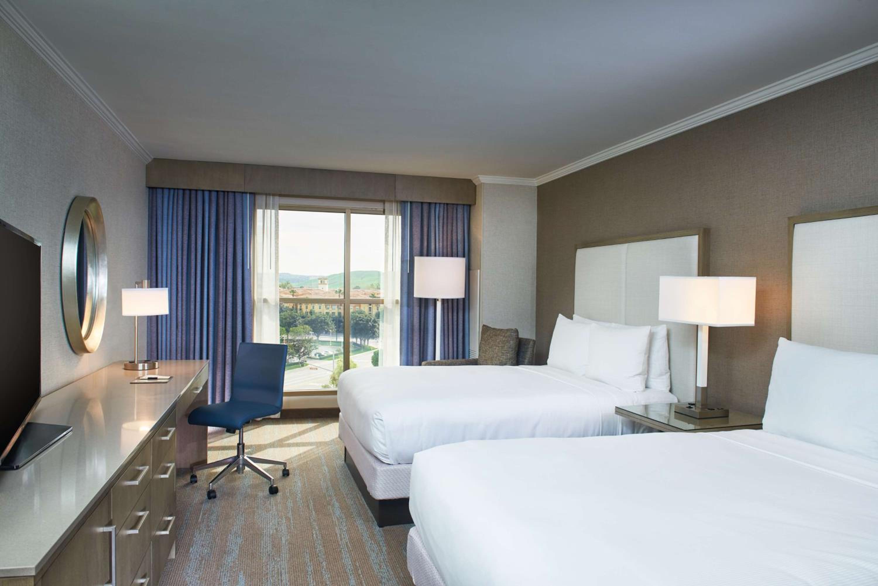 Queen Room with Two Queen Beds - Non-Smoking - Photo 4