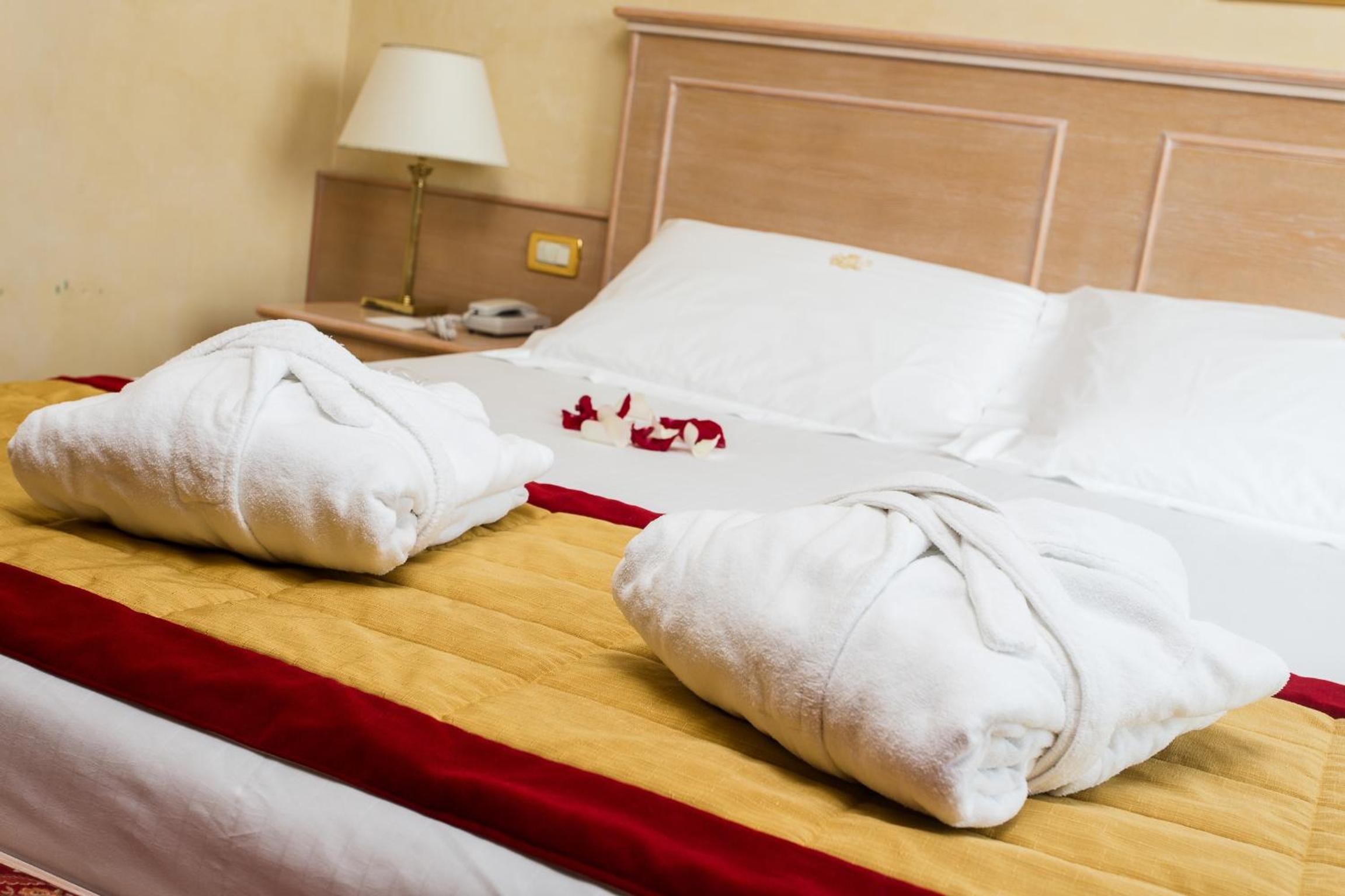 Junior Suite with Spa Access - Photo 4