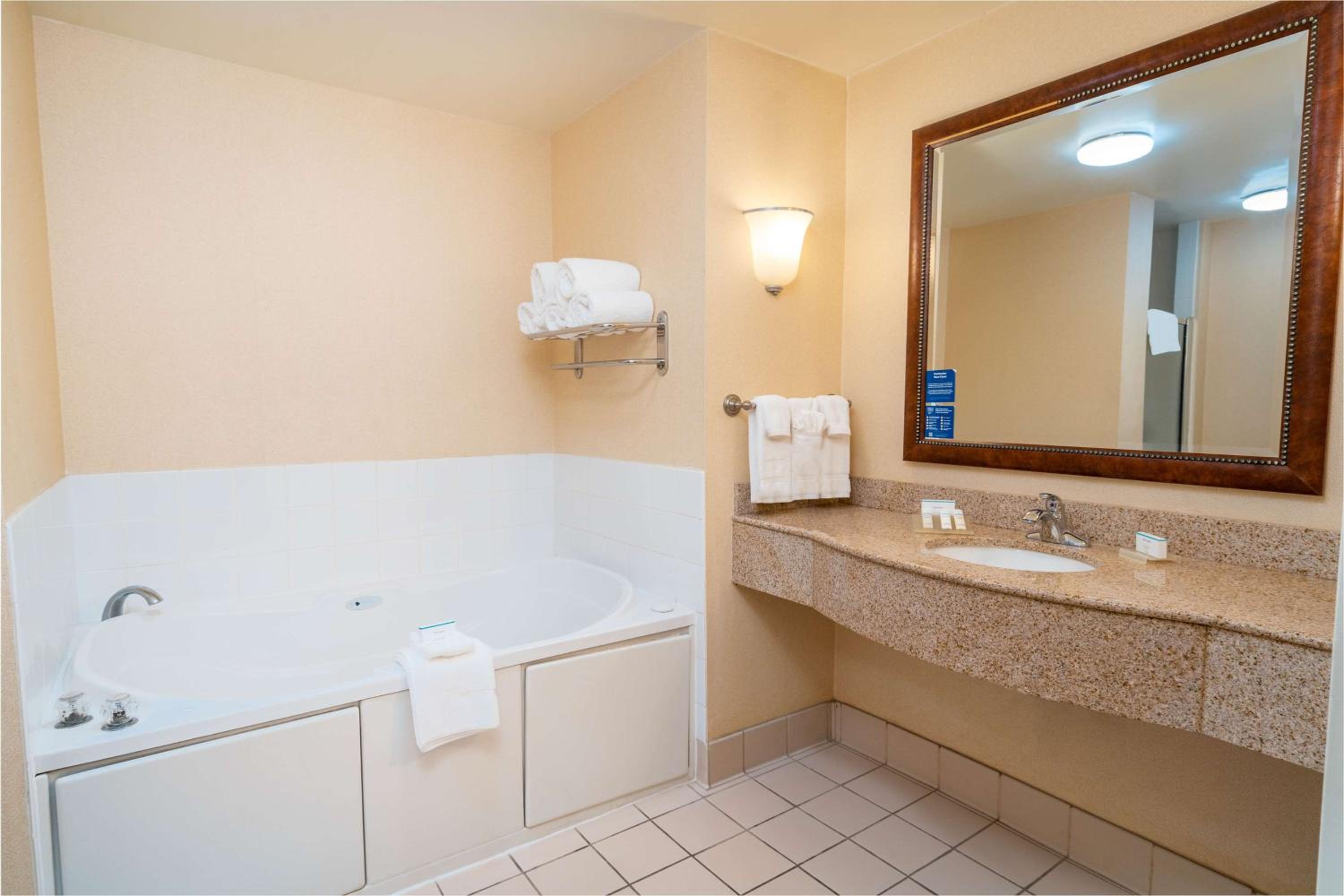 King Room - Hearing Access - Photo 3