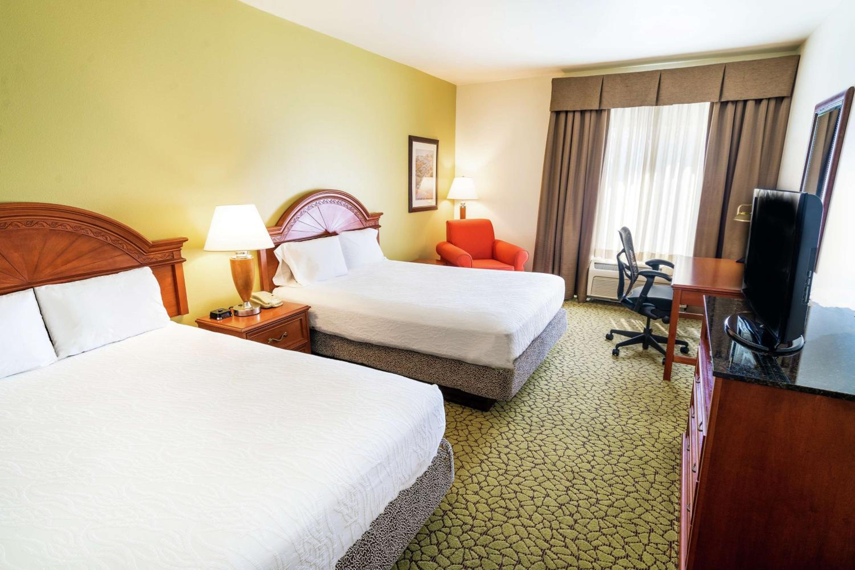 Queen Room with Two Queen Beds - Photo 5