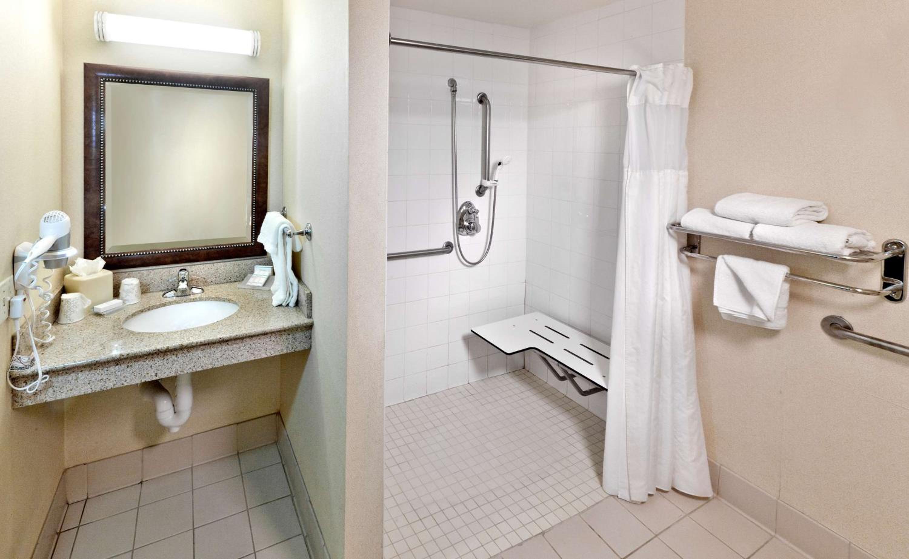 King Room with Tub - Mobility and Hearing Access photo 3