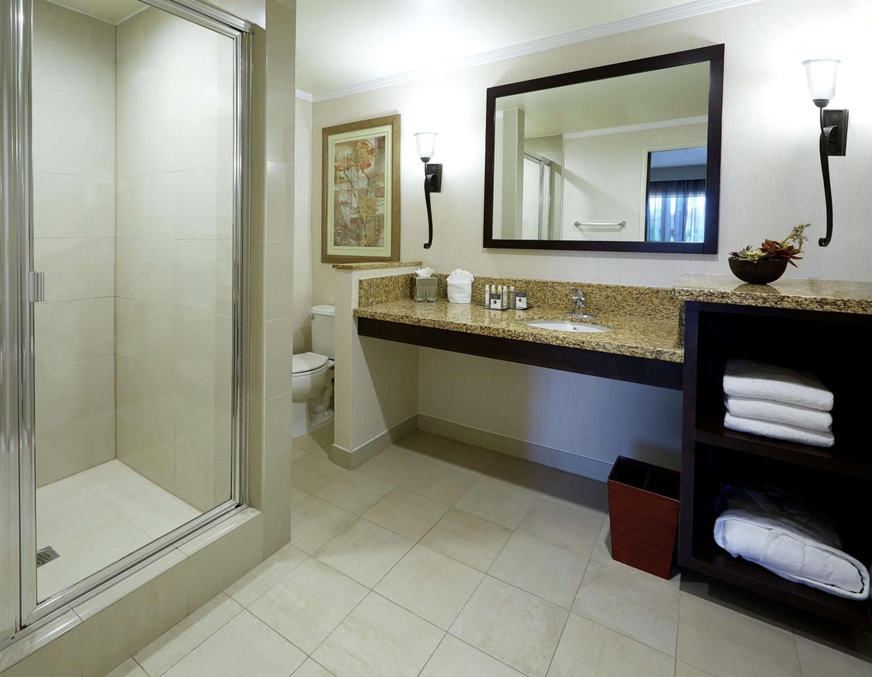 King Bed Suite - Non-Smoking - Photo 6