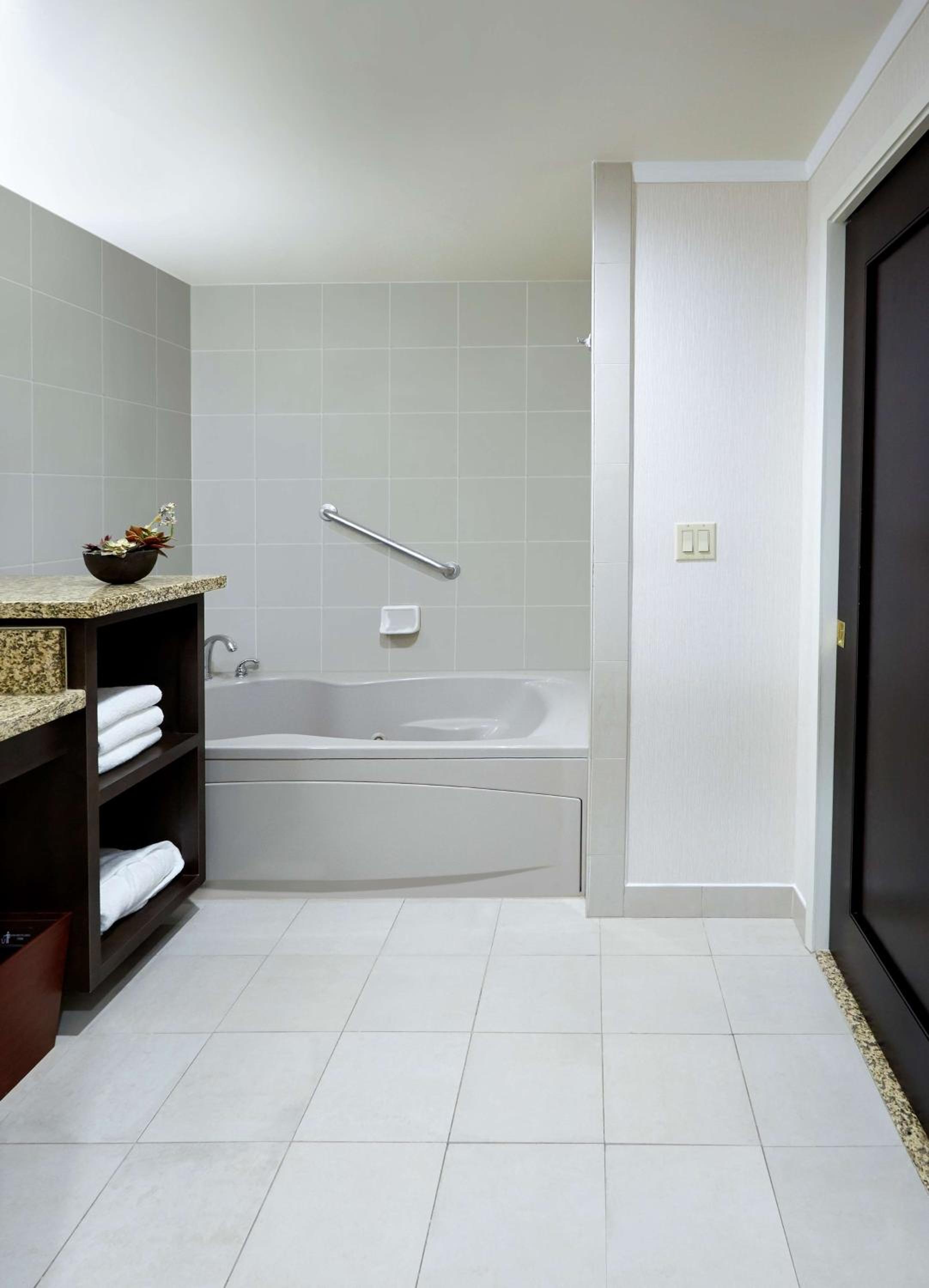 King Bed Suite - Non-Smoking - Photo 4