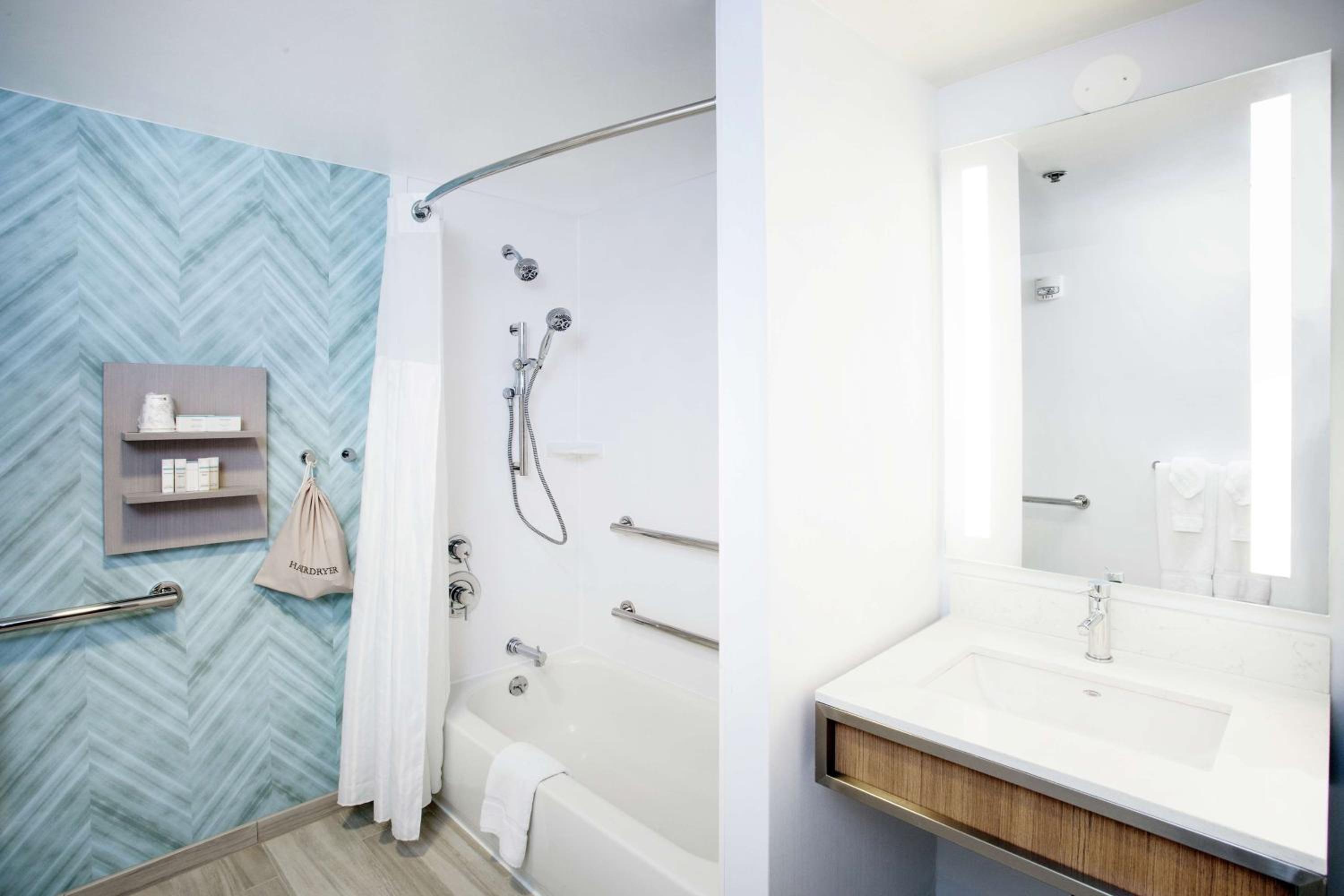 King Room with Tub - Mobility and Hearing Access - Photo 3