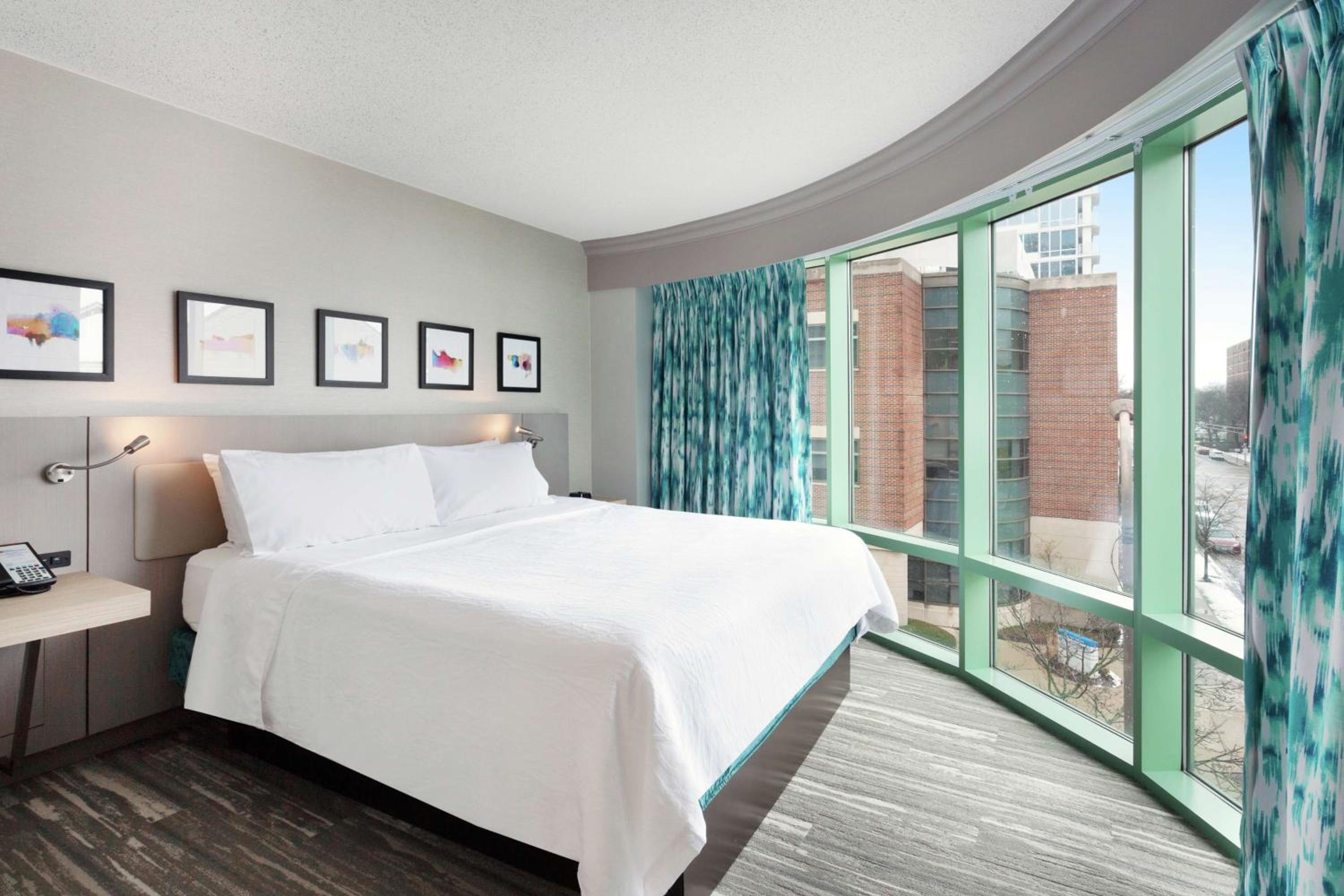 Junior King Suite with Sofa Bed - Non-Smoking - Photo 5