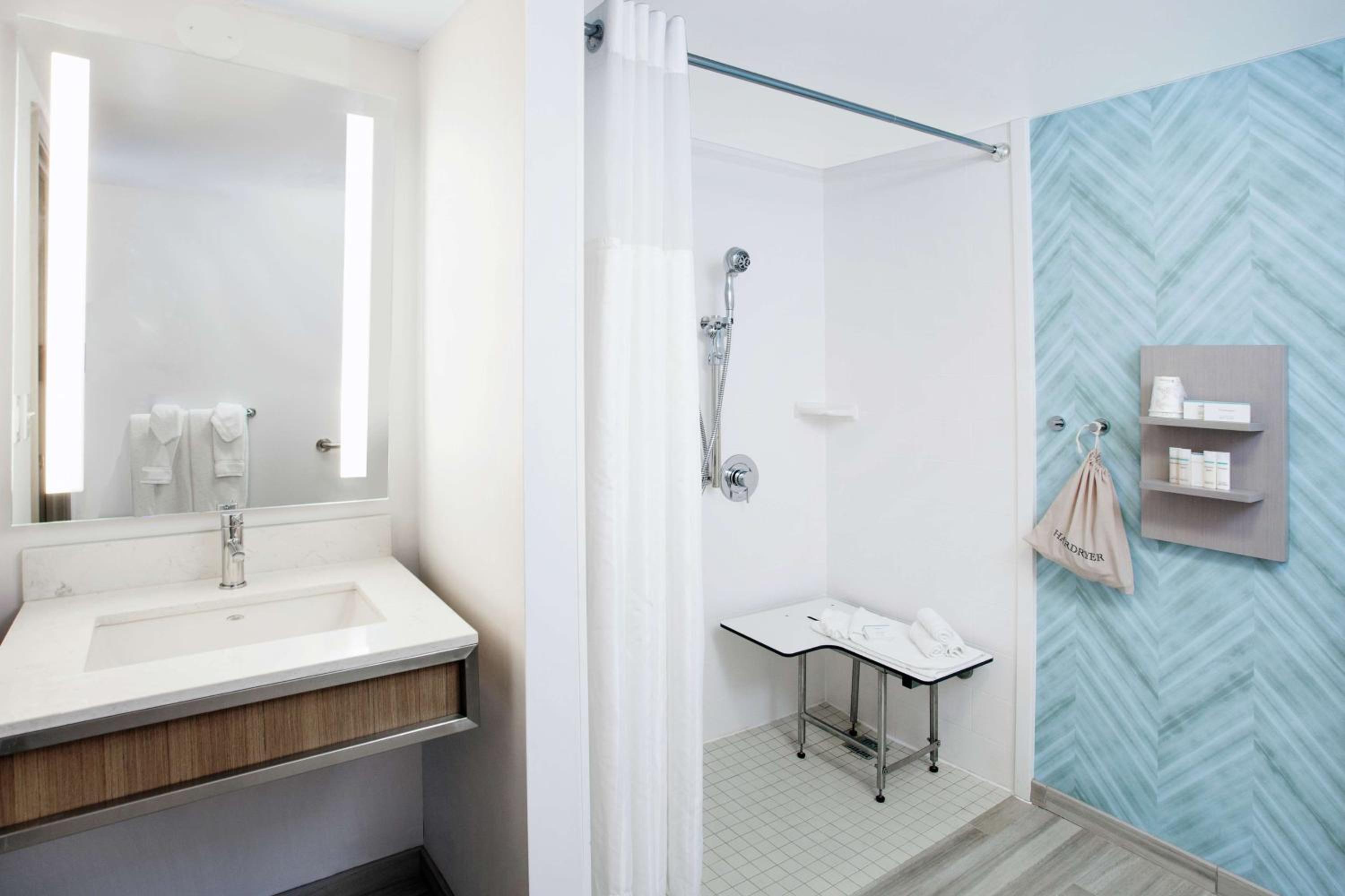 King Room with Roll-In Shower - Mobility/Hearing Accessible - Photo 2