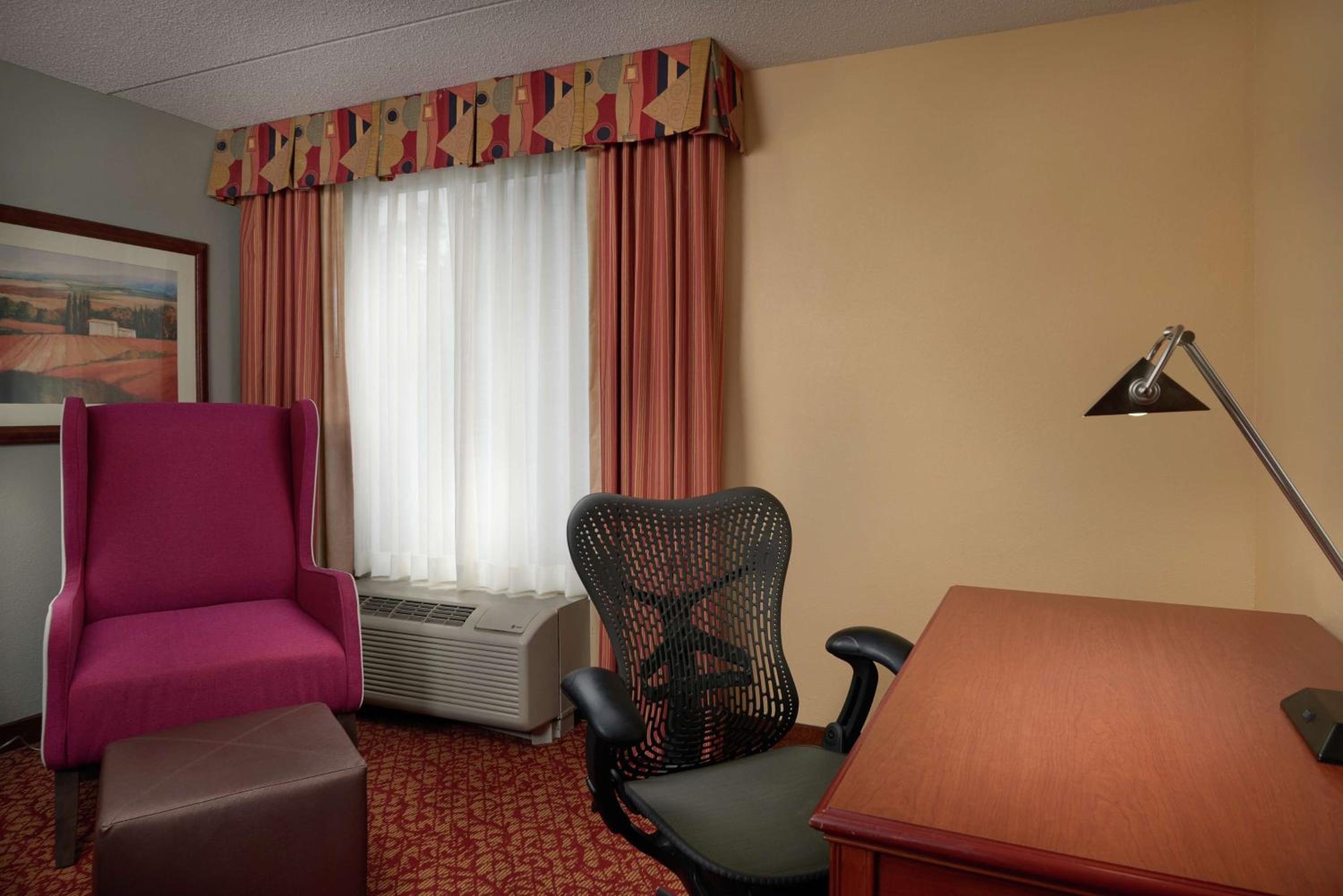 Queen Room with Two Queen Beds - Photo 4