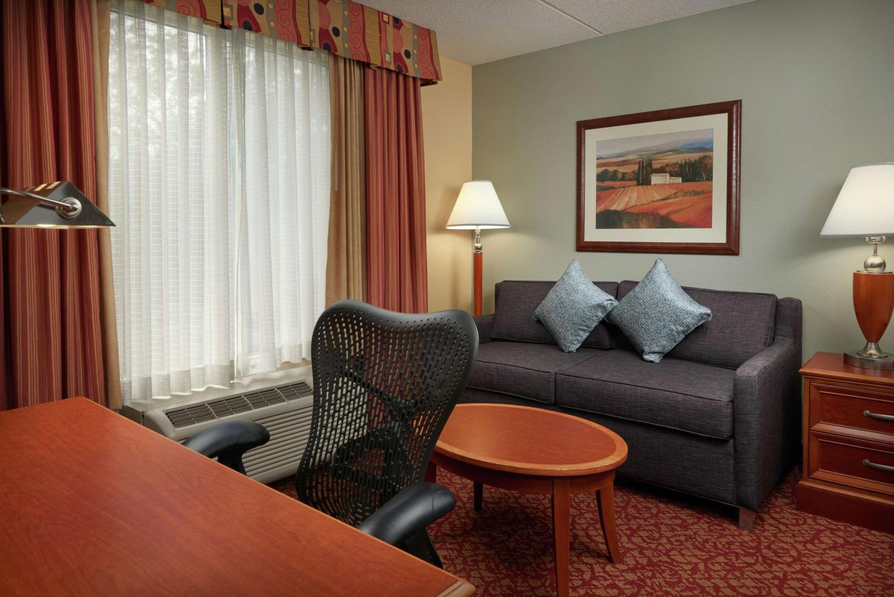 King Room with Sofa Bed - Photo 4