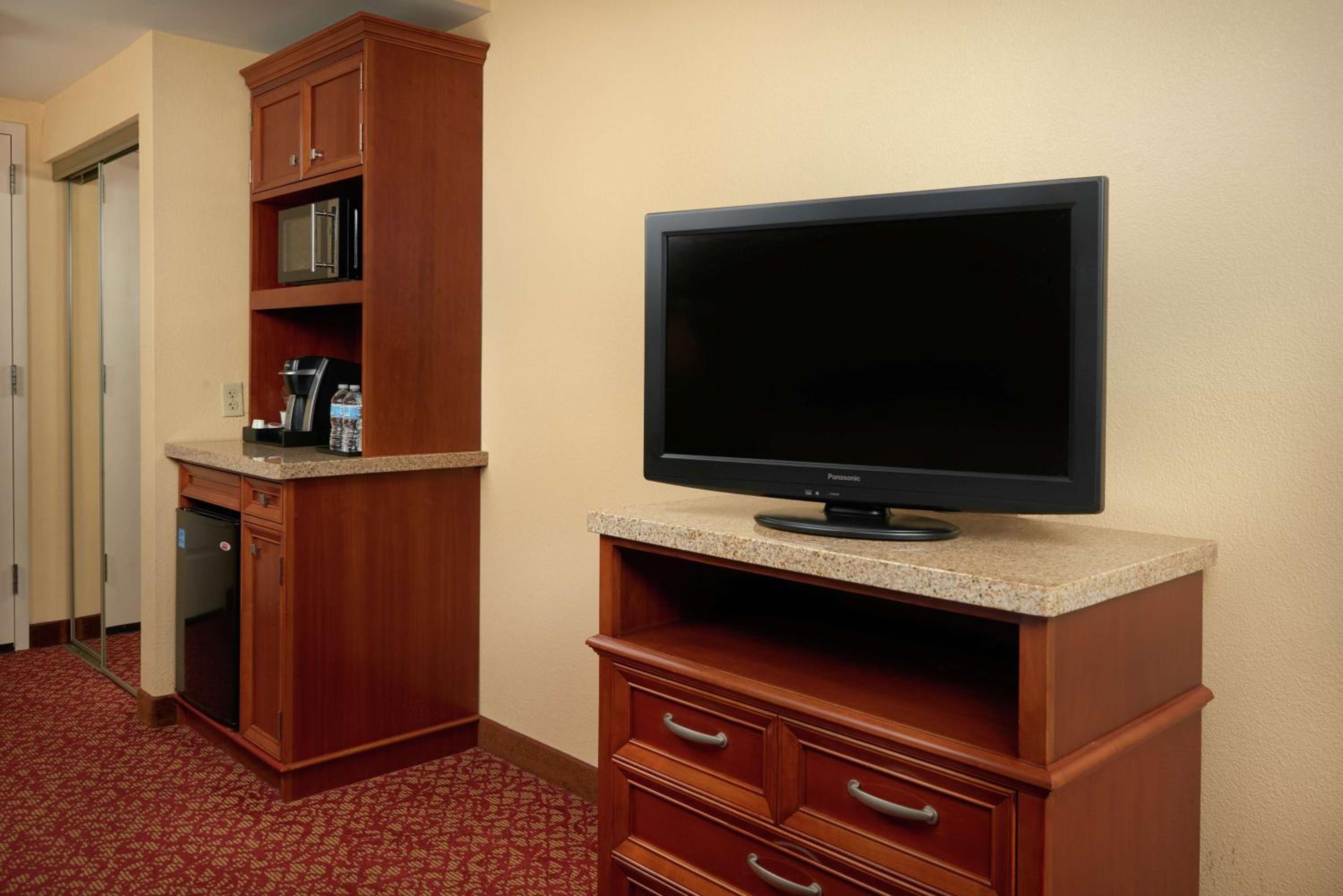 King Room with Sofa Bed - Photo 2